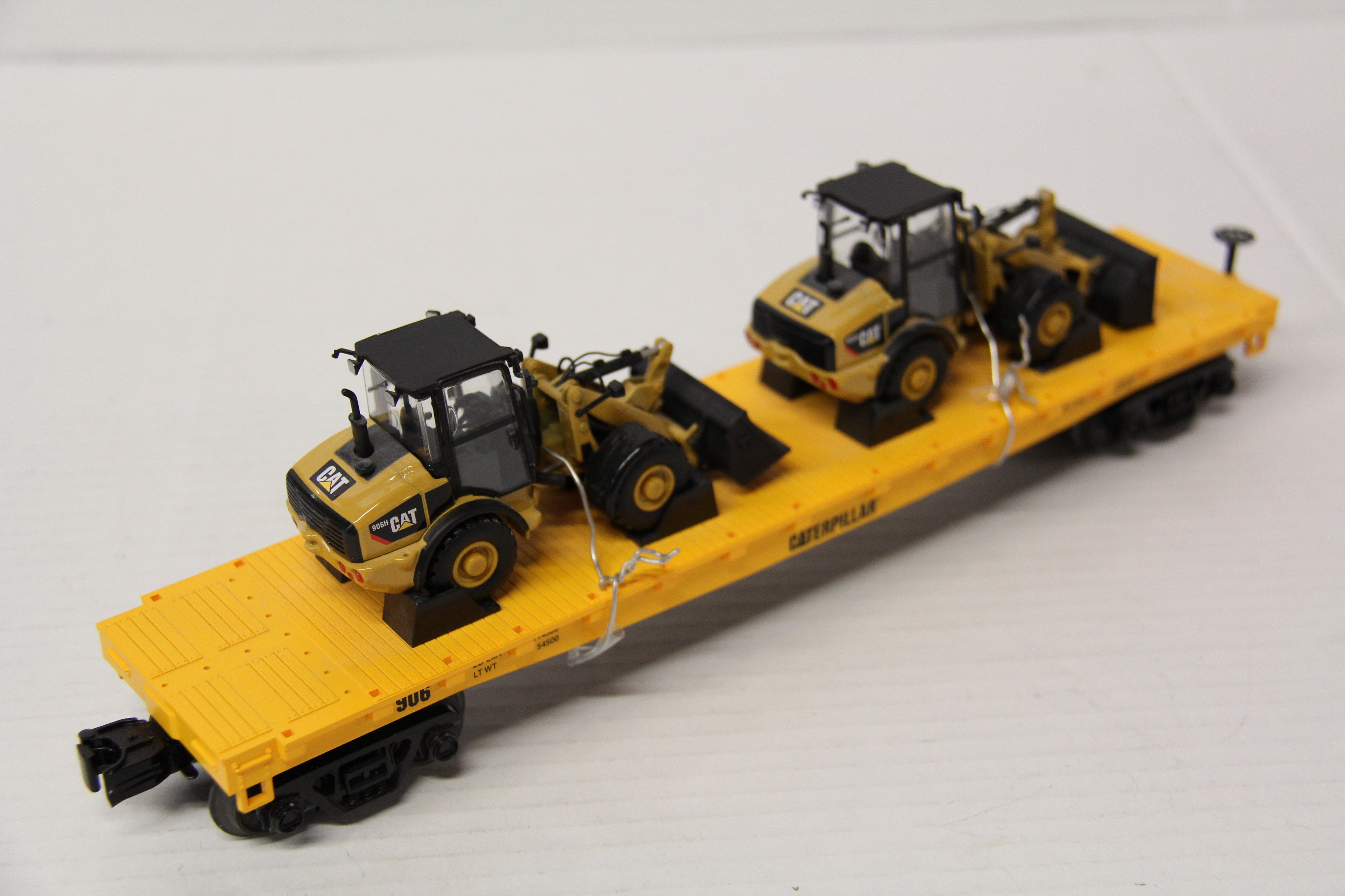Rail King 30-76298 Caterpillar Flat Car w/ 2 CAT 906H Compact Wheel Loaders-Second hand-M7110
