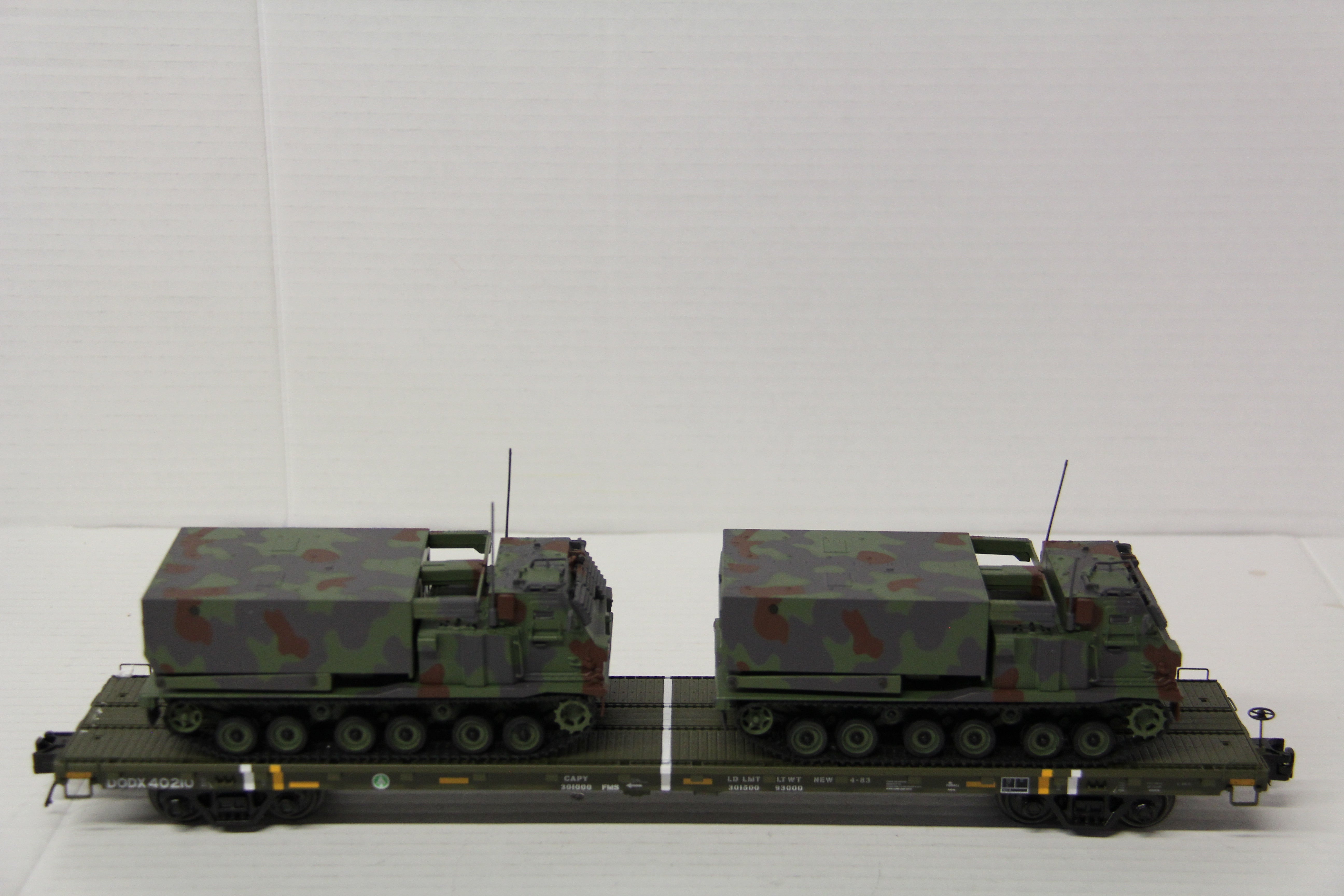 MTH 20-95468 US Army #40210 -60' Flat Car w/ 2 M270 Rocket Launcher-Second hand-M7112