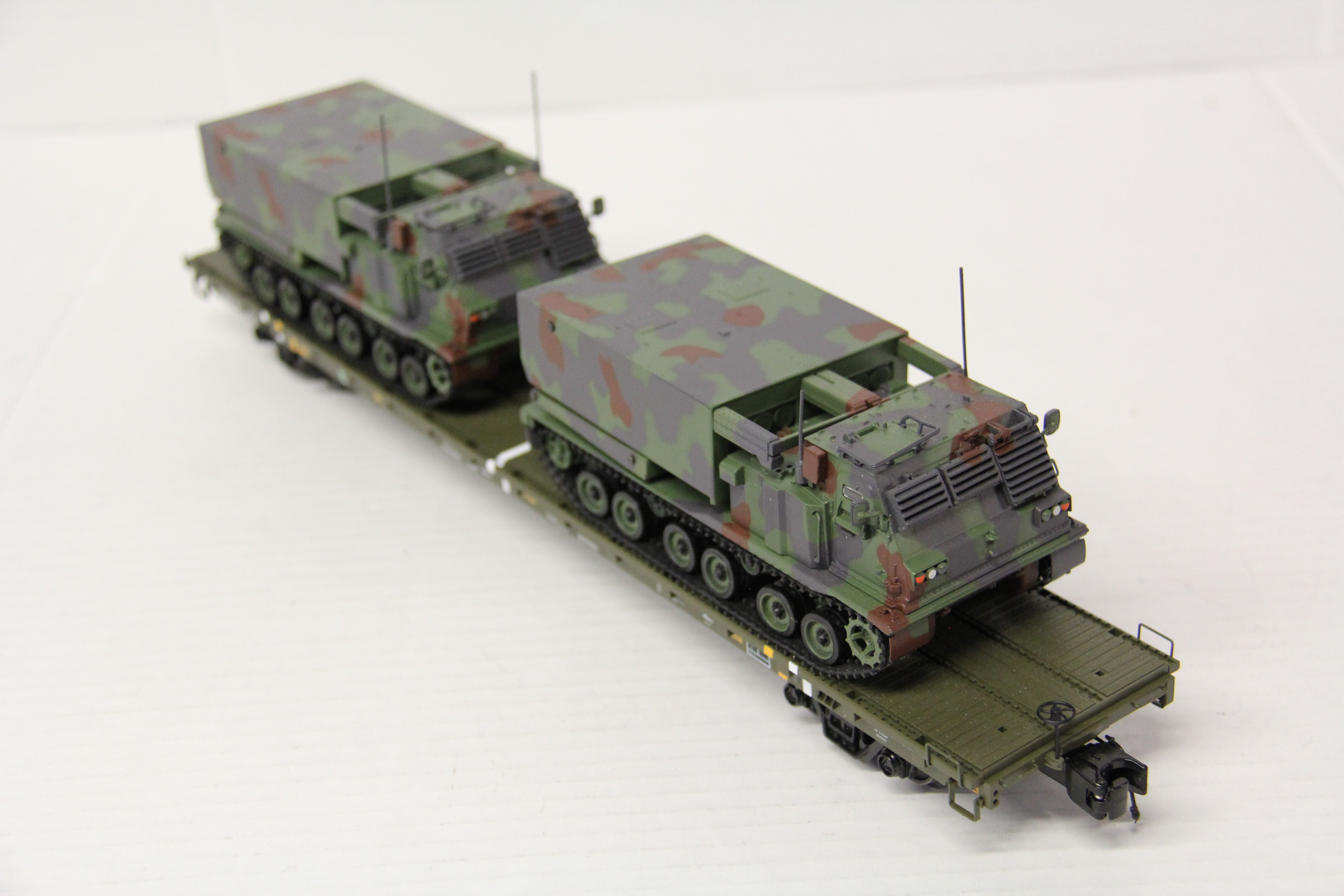 MTH 20-95468 US Army #40210 -60' Flat Car w/ 2 M270 Rocket Launcher-Second hand-M7112