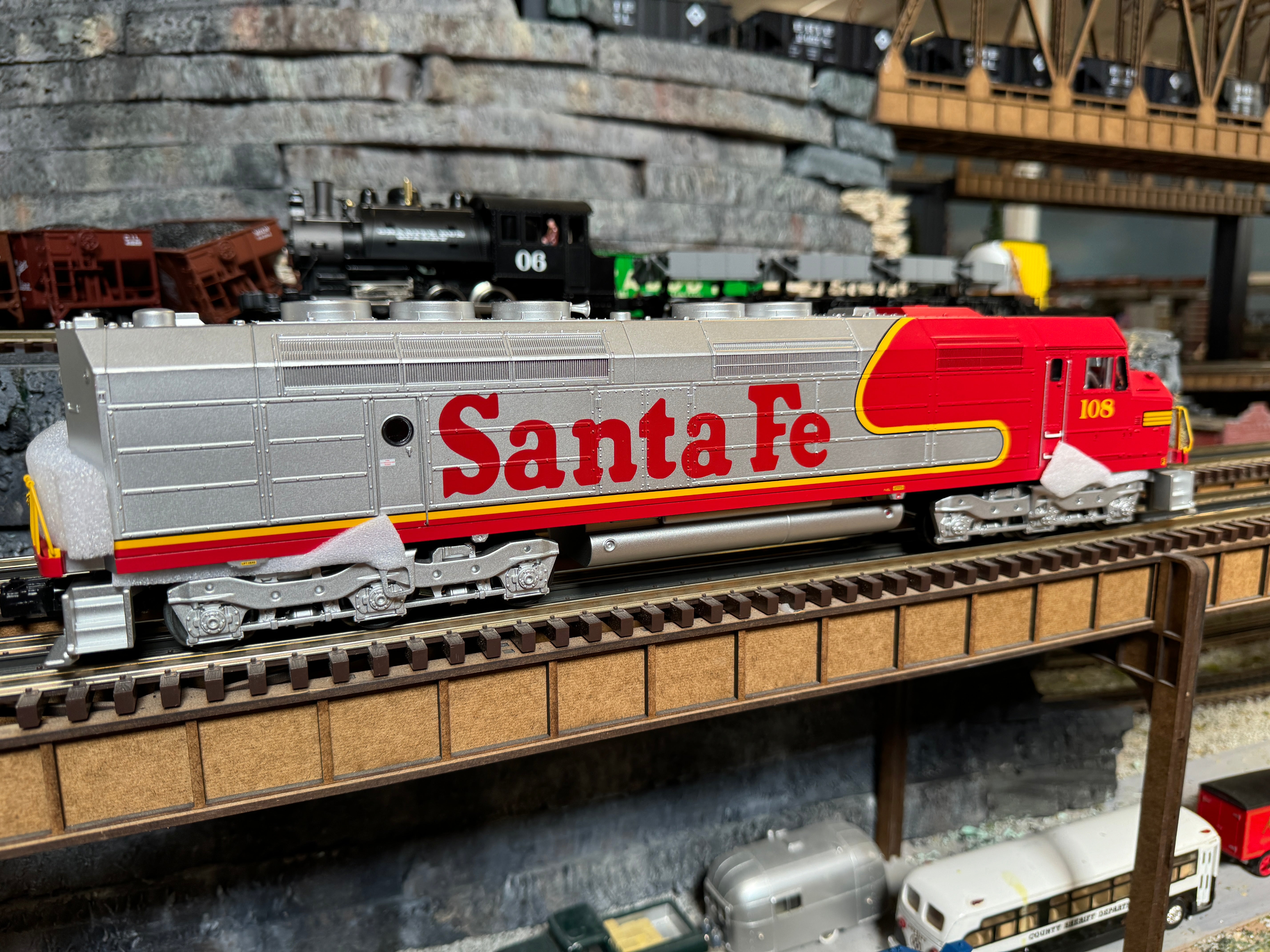 MTH 30-21215-1 - FP45 Diesel Locomotive "Santa Fe" #108 w/ PS3 (Warbonnet)