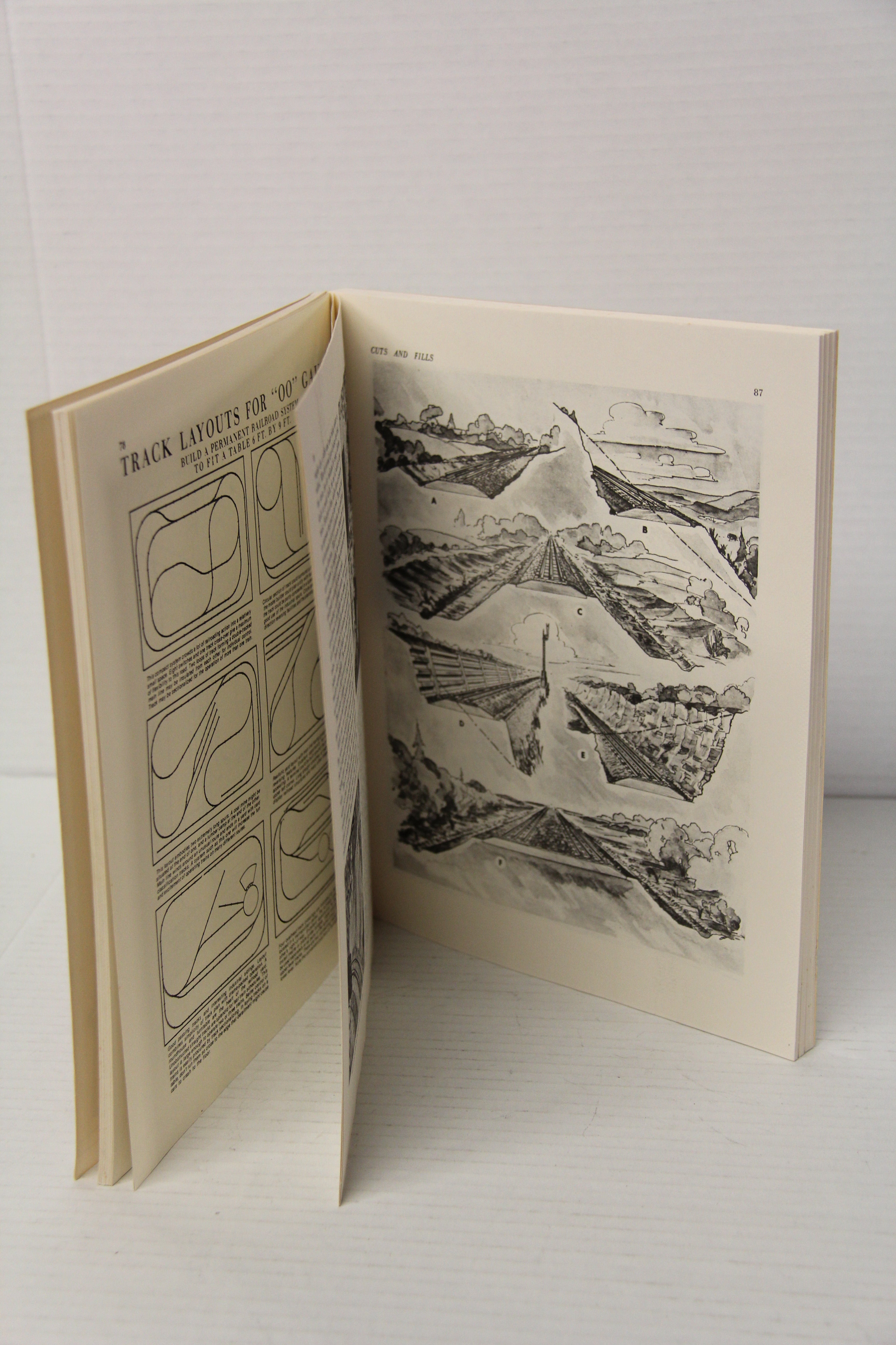 1976 "Operating O and O-27 A Comprehensive Guide to the Design, Construction, and Operation of a Layout for Lionel Trains by MDK"-Soft Cover-Second hand-M7143