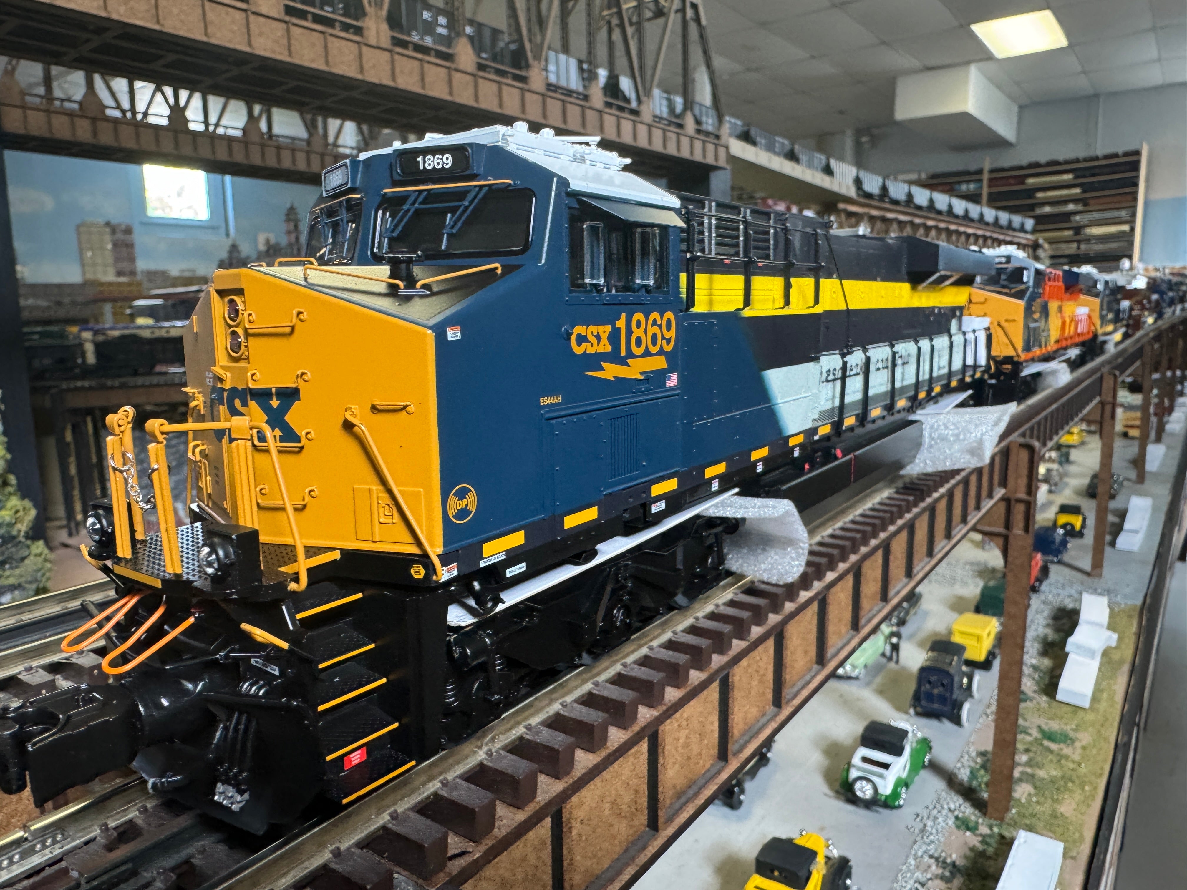 Lionel 2433901 - Legacy ES44AC Diesel Locomotive "CSX" #1869 (C&O)