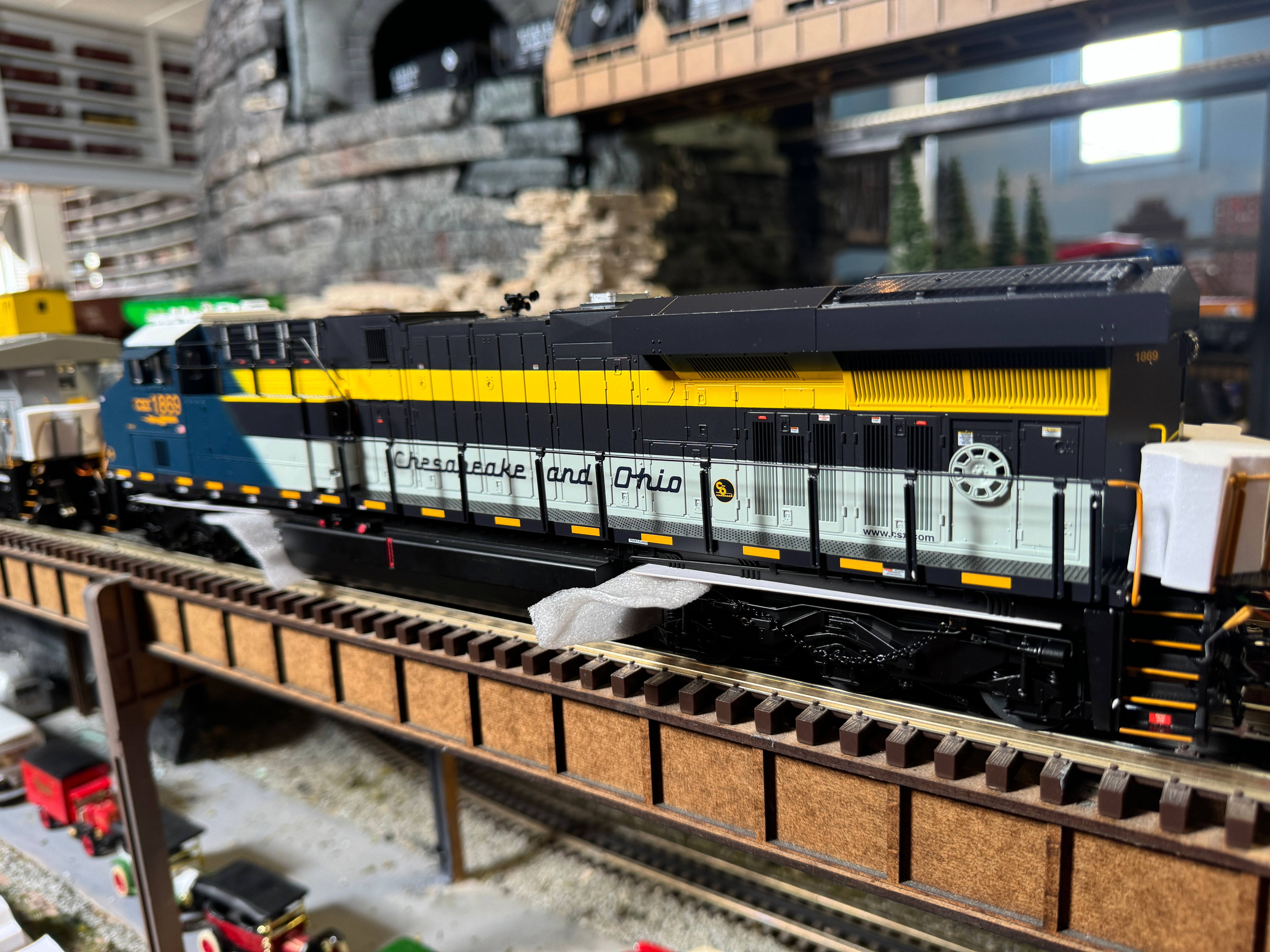 Lionel 2433901 - Legacy ES44AC Diesel Locomotive "CSX" #1869 (C&O)