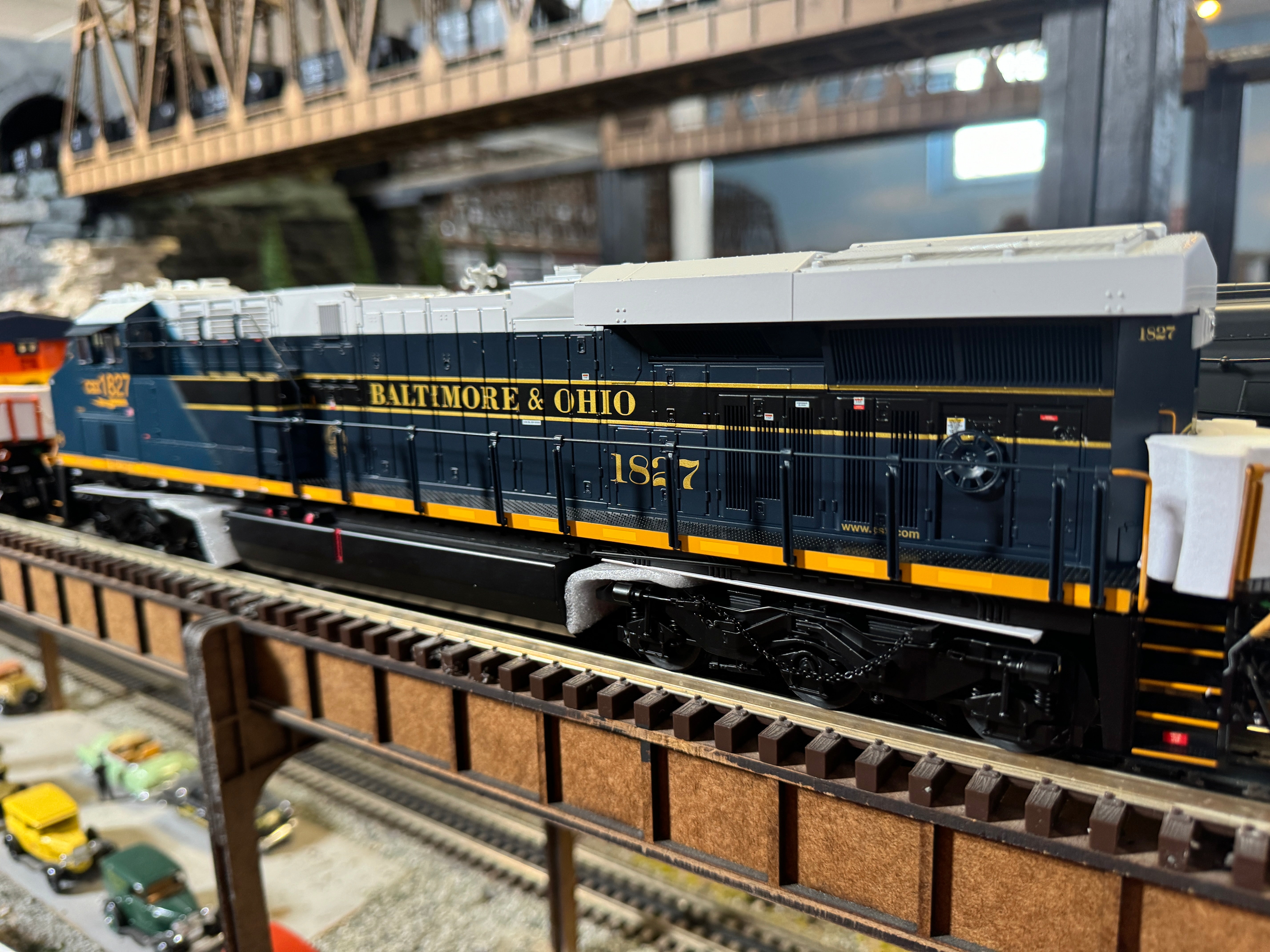 Lionel 2433580 - Legacy ES44AC Diesel Locomotive "CSX" #1827 (B&O Heritage)