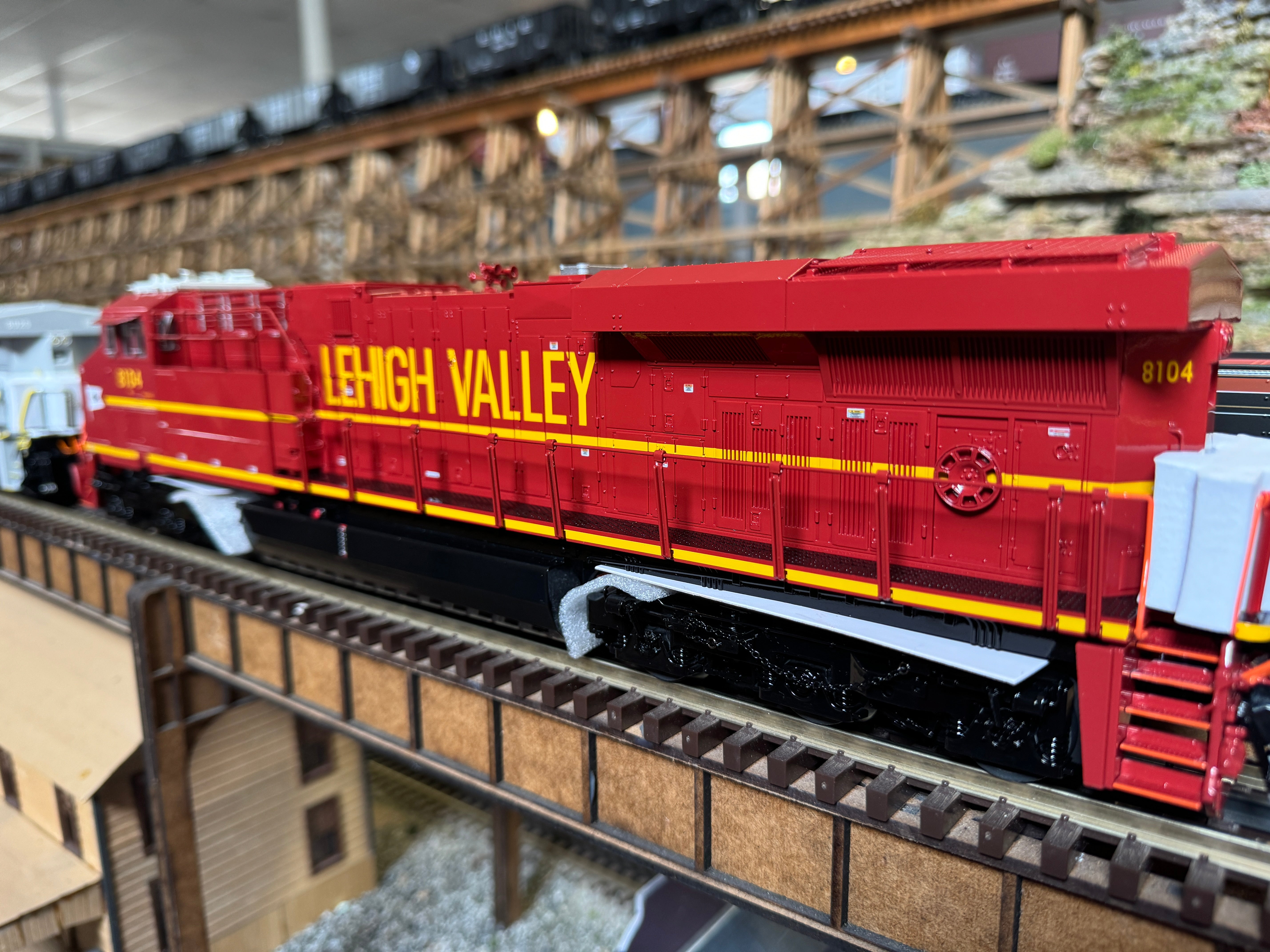 Lionel 2433481 - Legacy Heritage ES44 Diesel Locomotive "Lehigh Valley" #8104