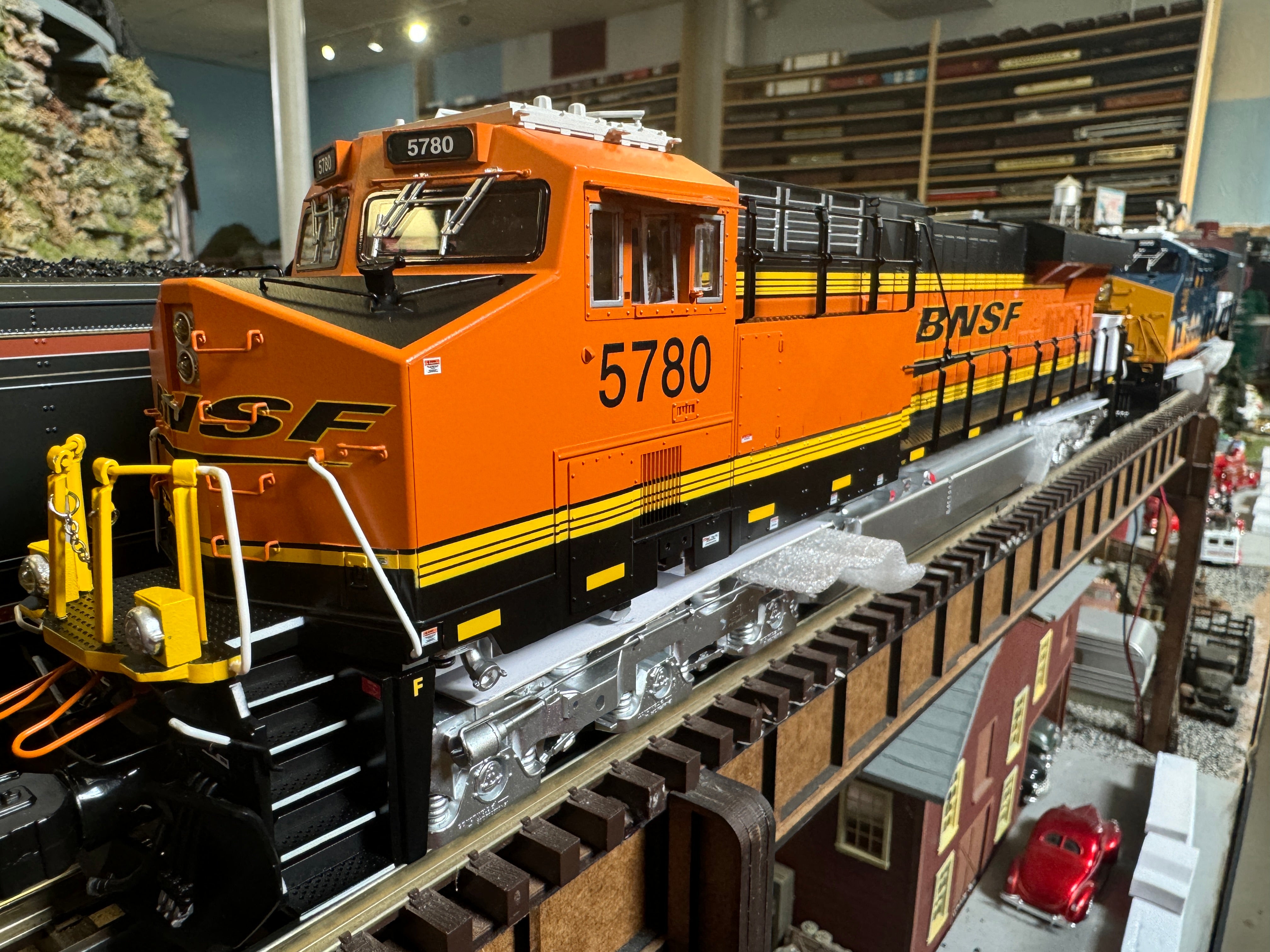 Lionel 2433421 - Legacy ES44 Diesel Locomotive "BNSF" #5780