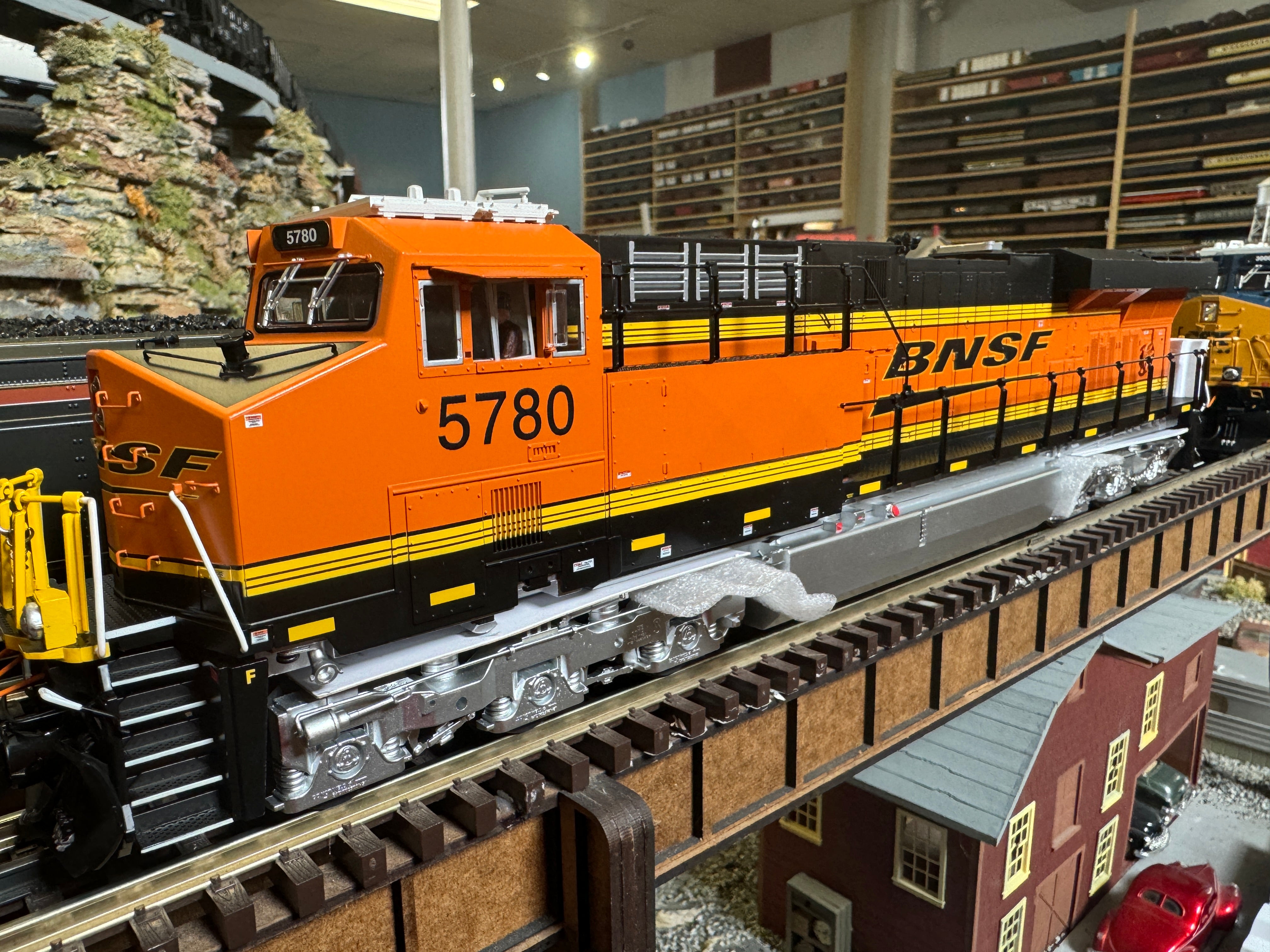 Lionel 2433422 - Legacy ES44 Diesel Locomotive "BNSF" #5856