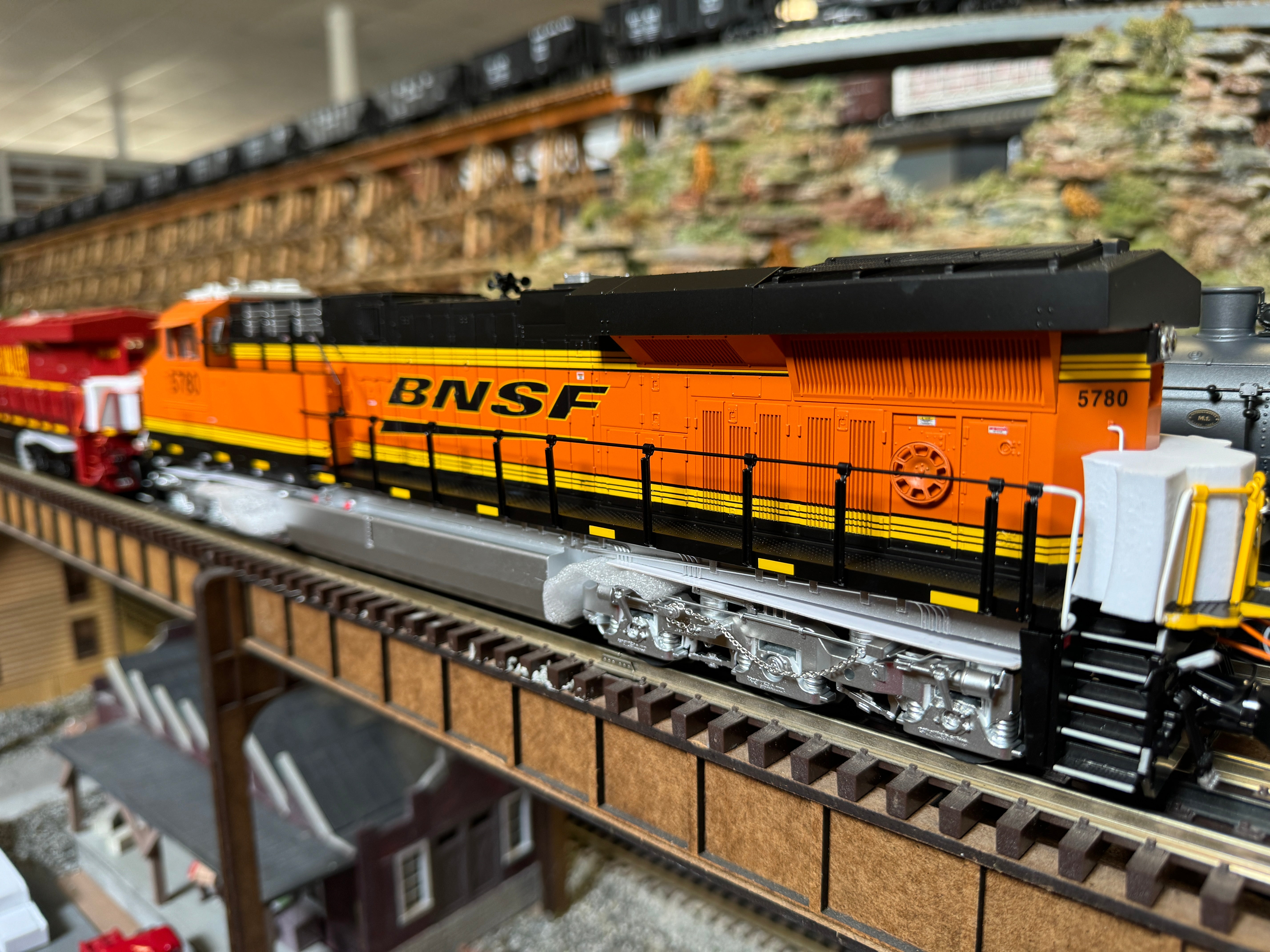 Lionel 2433421 - Legacy ES44 Diesel Locomotive "BNSF" #5780