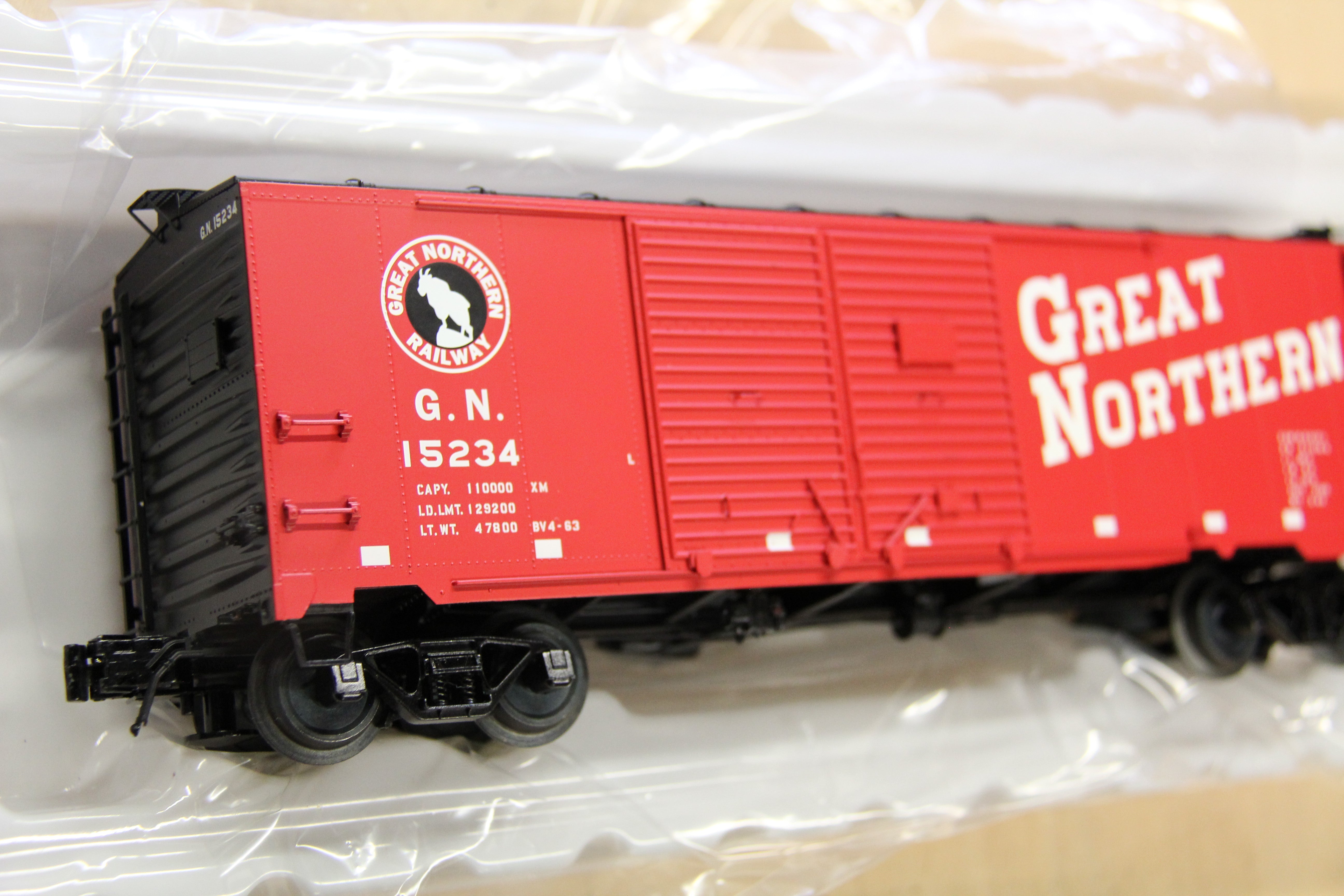 Atlas #3001805-2  Great Northern 1937 AAR Double Door Box Car-Second hand-M5905