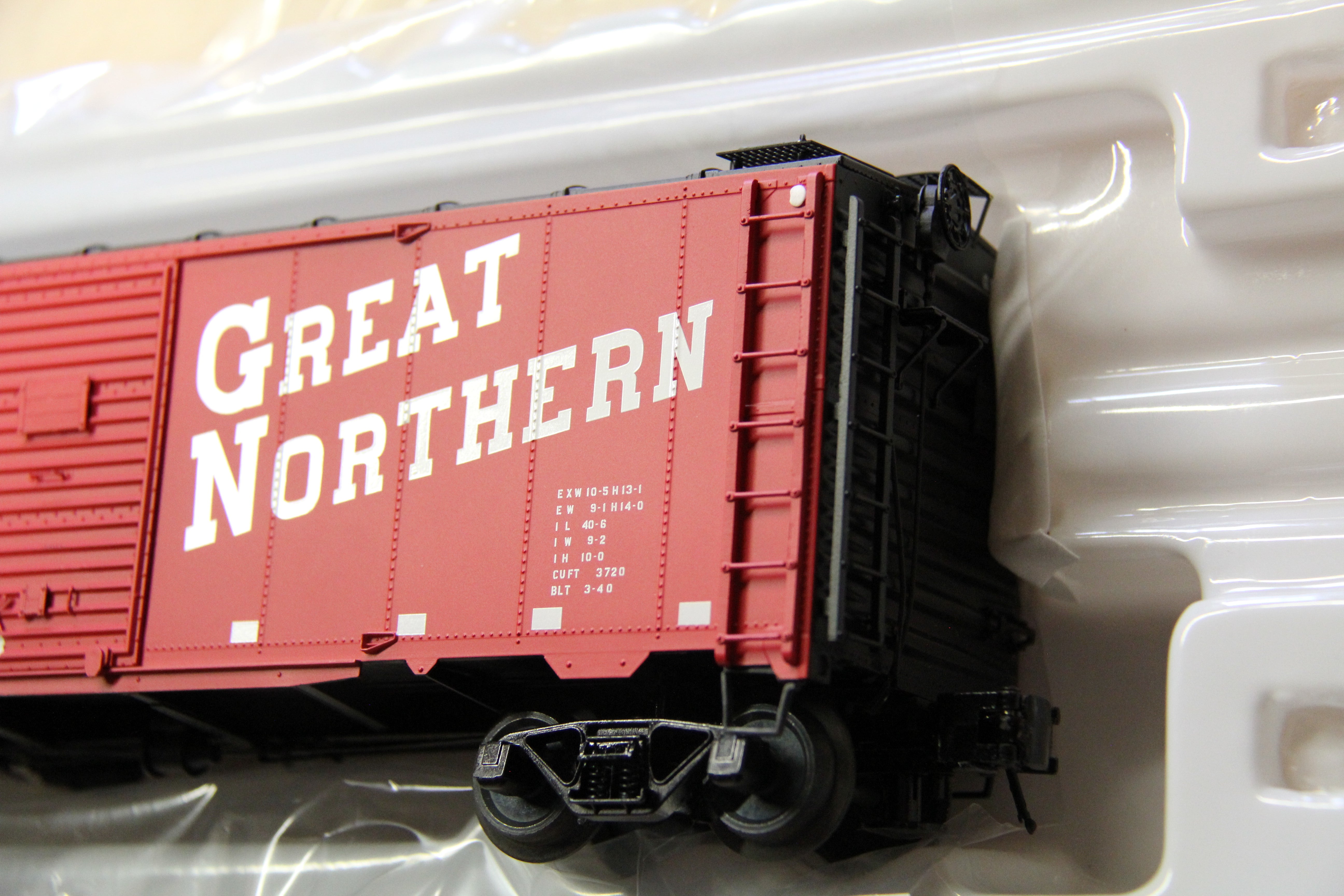 Atlas #3001805-2  Great Northern 1937 AAR Double Door Box Car-Second hand-M5905