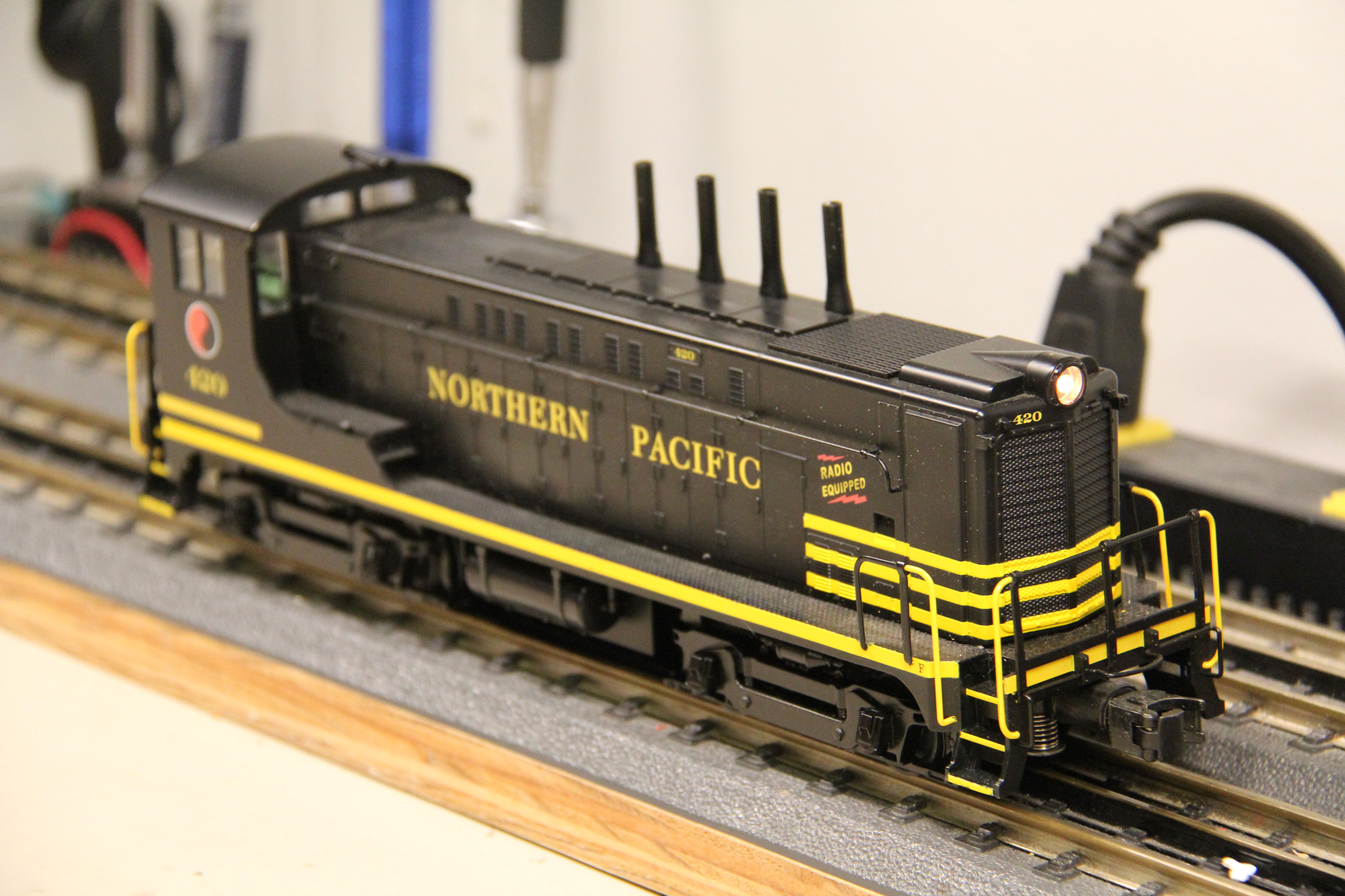 Weaver #1567LP Northern Pacific VO1000 Diesel Locomotive #420-Second hand-M7103