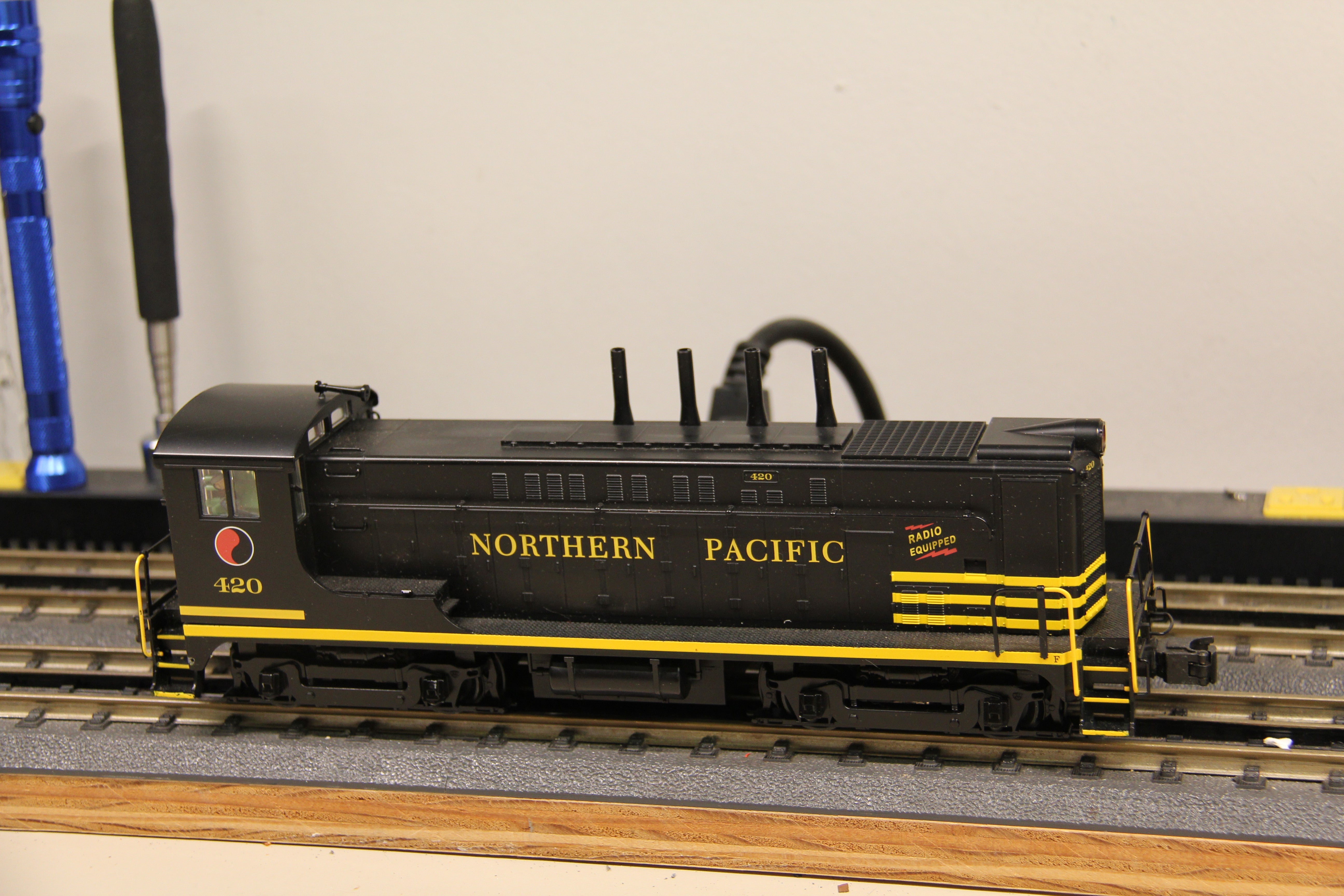 Weaver #1567LP Northern Pacific VO1000 Diesel Locomotive #420-Second hand-M7103