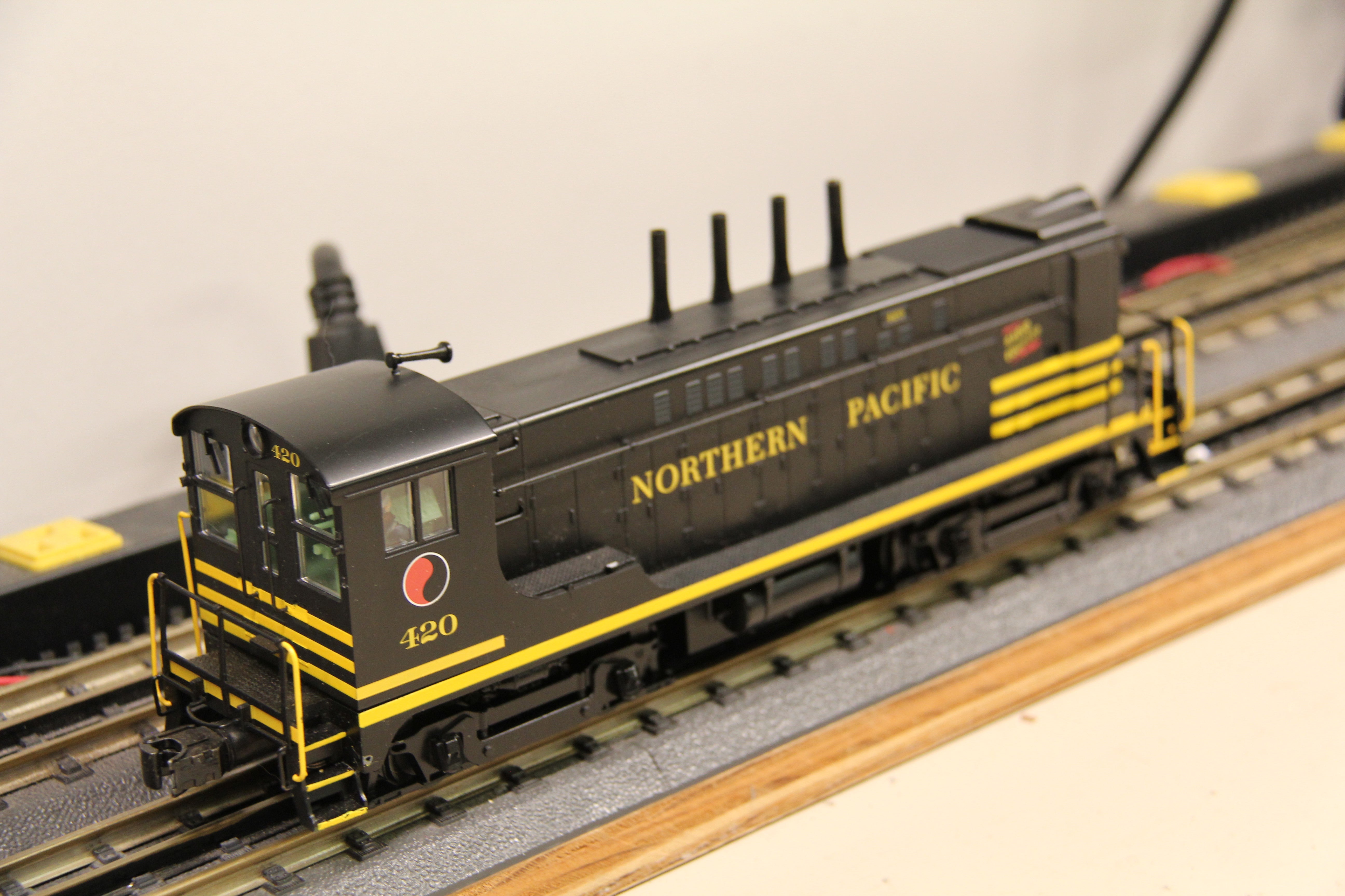 Weaver #1567LP Northern Pacific VO1000 Diesel Locomotive #420-Second hand-M7103