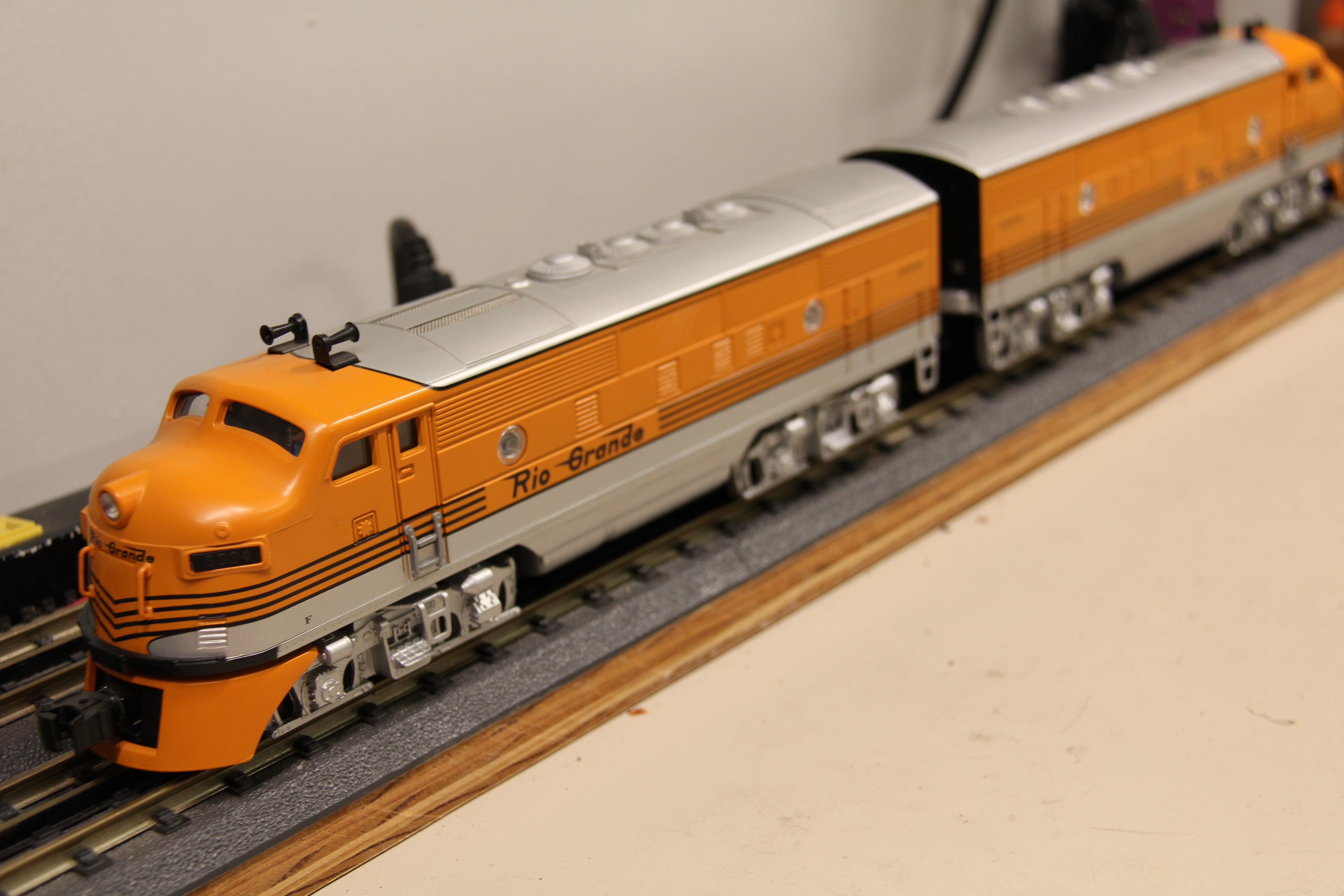 Lionel 6-21955 Rio Grande F3A-A Passenger Set & Lionel 6-39185 Aluminum Car 2 Pack-Second hand-M7136