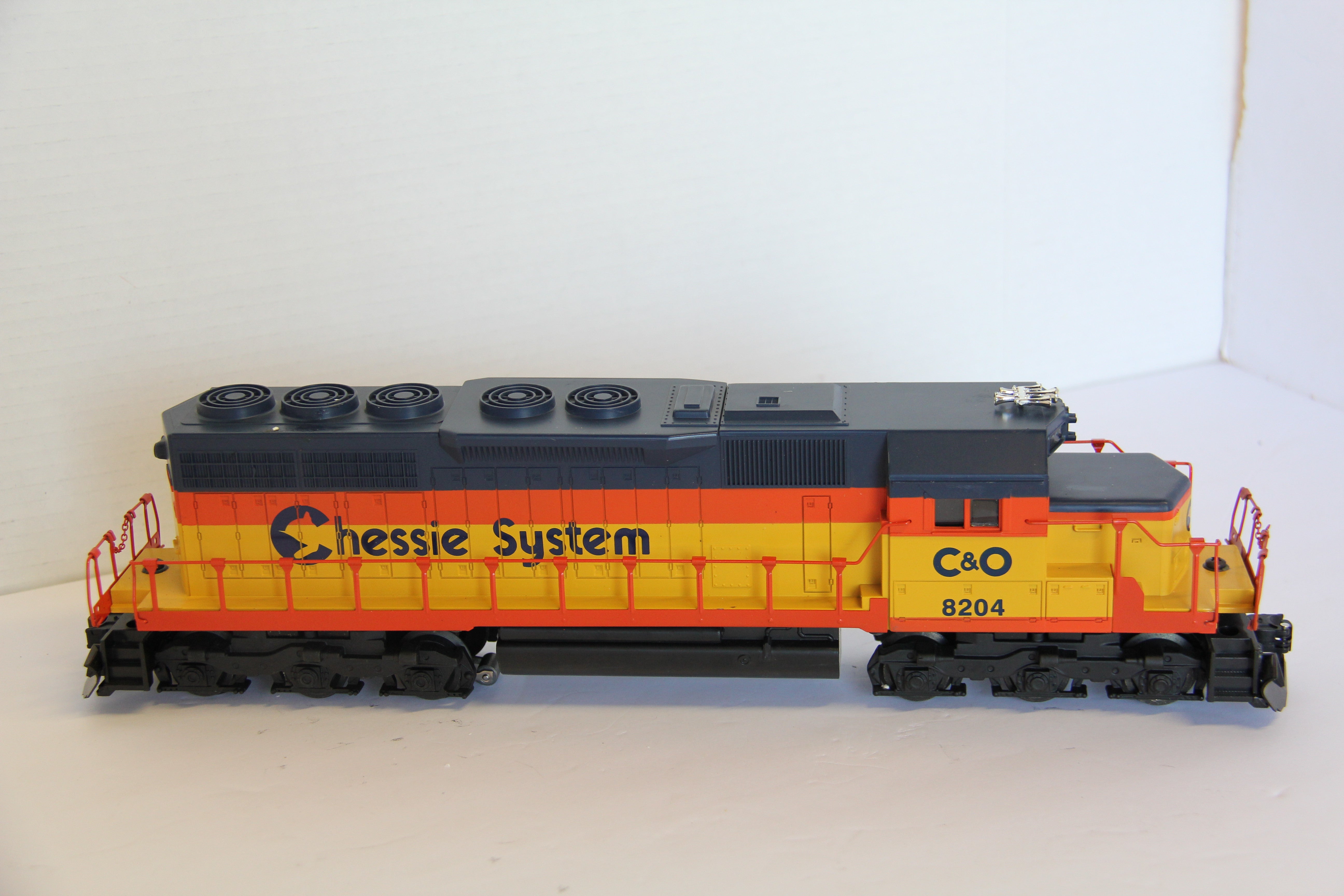 Lionel 6-18201 Chessie System SD-40 Powered Diesel & Lionel 6-18204 Non Pwd Set-Second hand-M7578