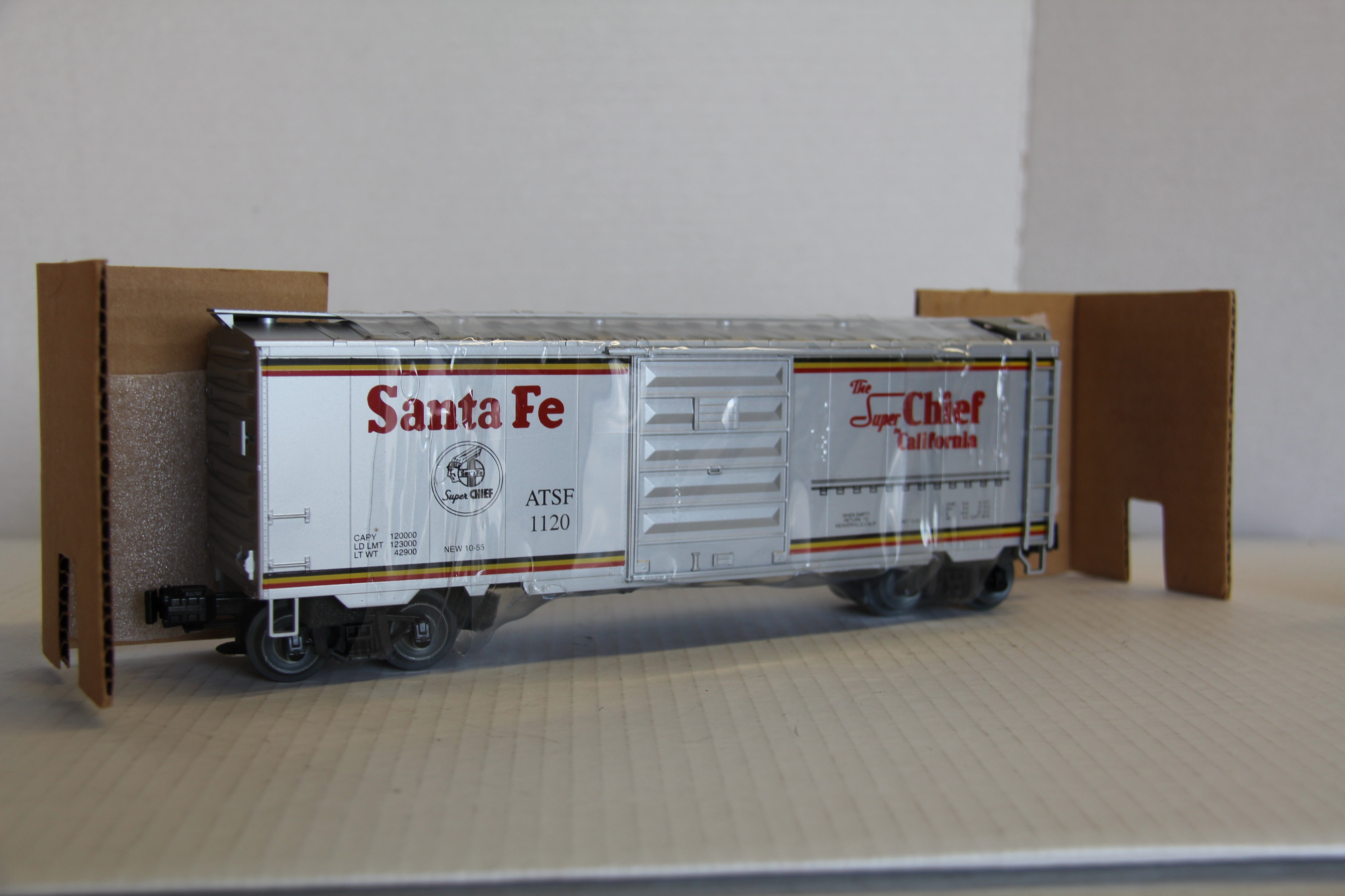 Weaver Santa Fe PS-1 40' Box Car-Second hand-M5924