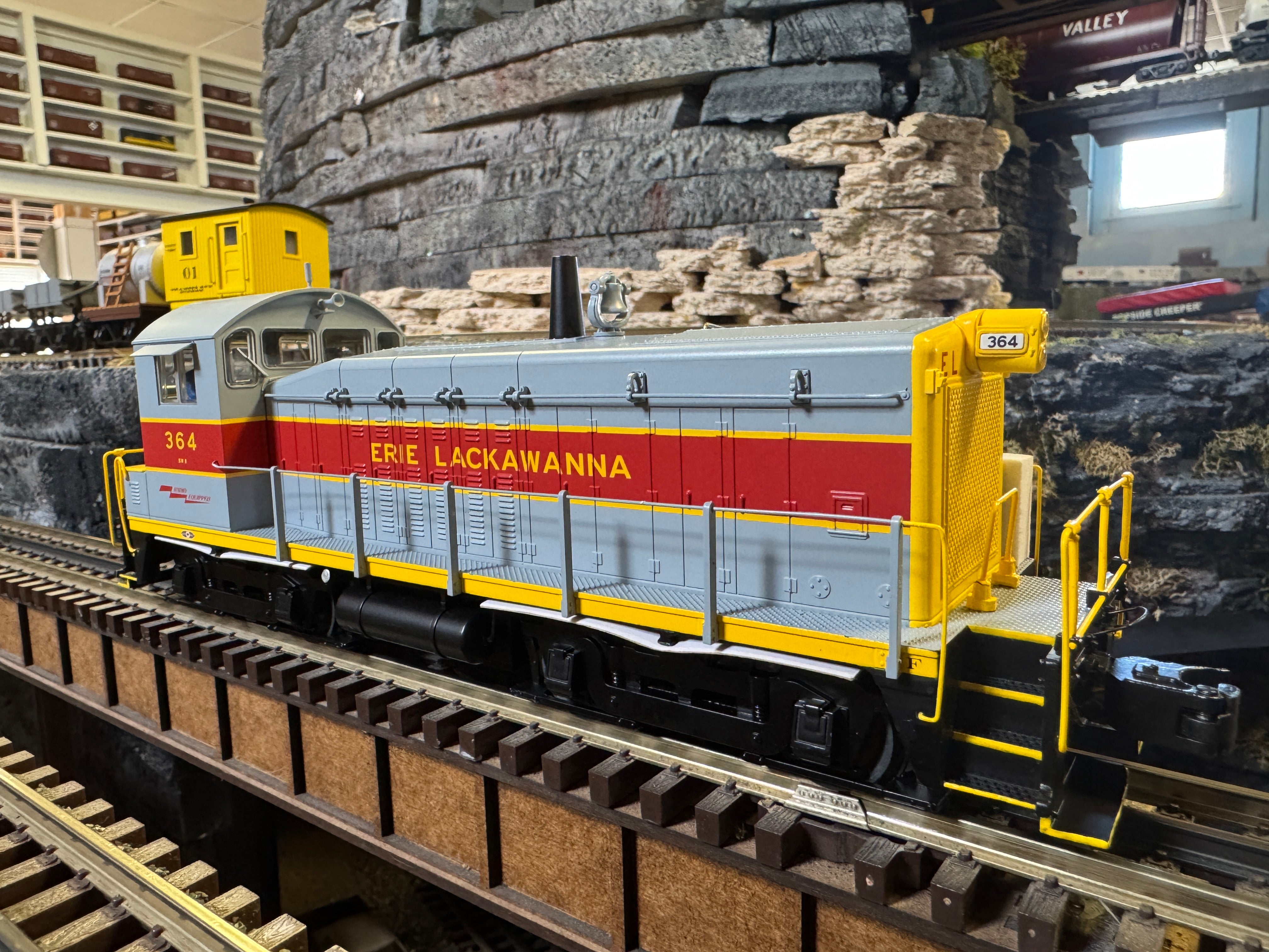 Lionel 2433680 - Legacy SW8 Diesel Locomotive "Erie Lackawanna" #364