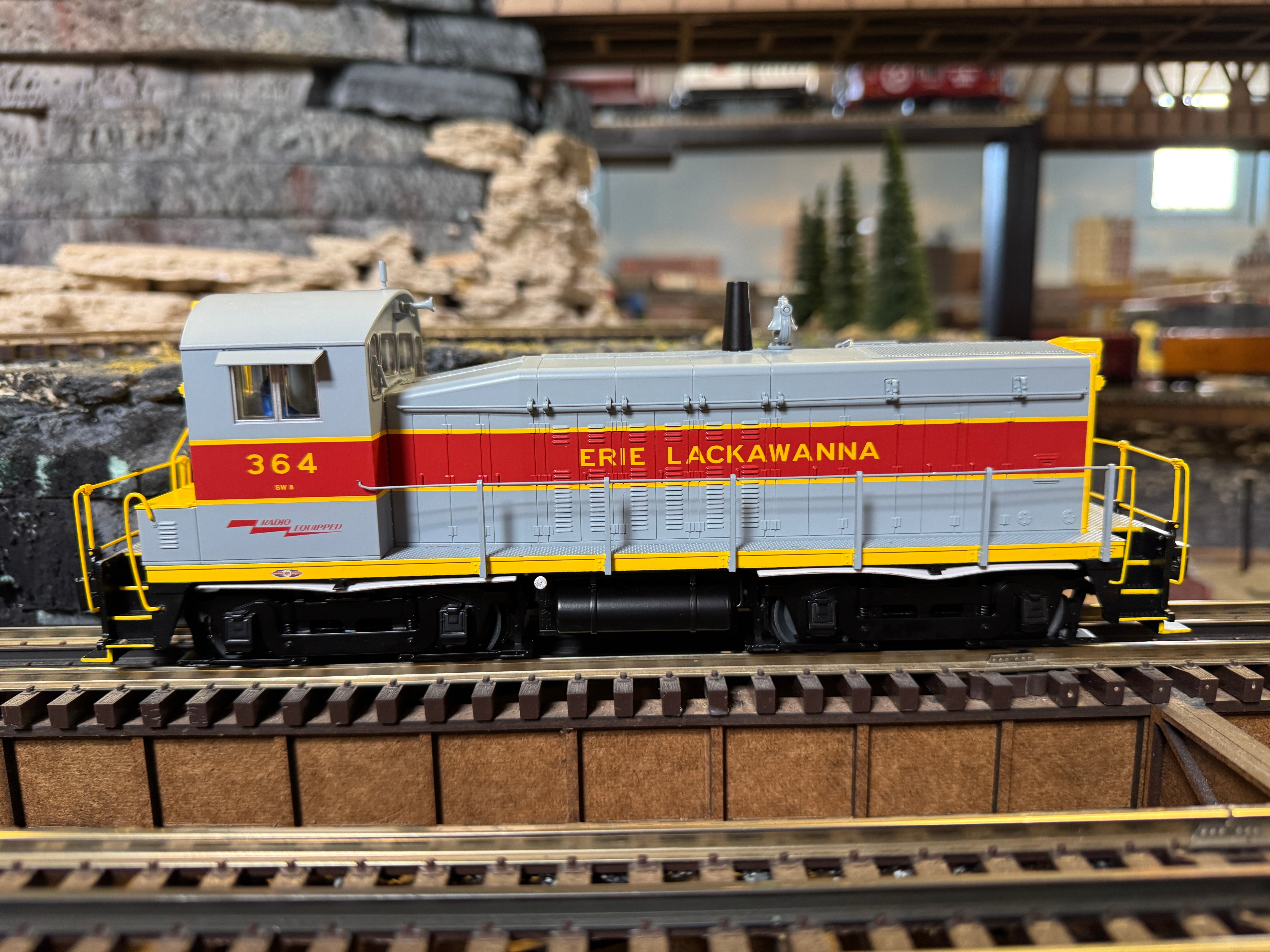 Lionel 2433680 - Legacy SW8 Diesel Locomotive "Erie Lackawanna" #364