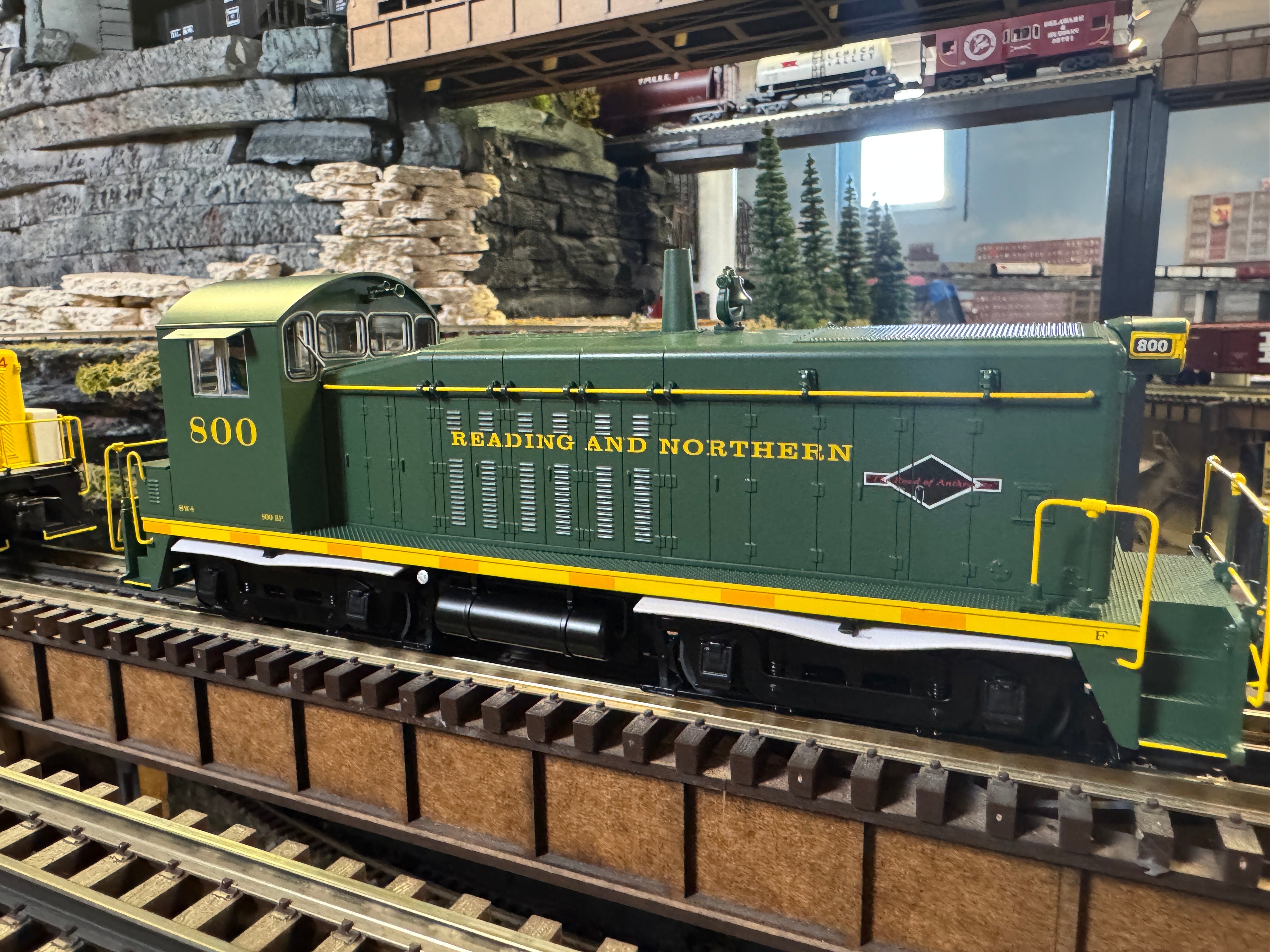 Lionel 2433690 - Legacy SW8 Diesel Locomotive "Reading & Northern" #800