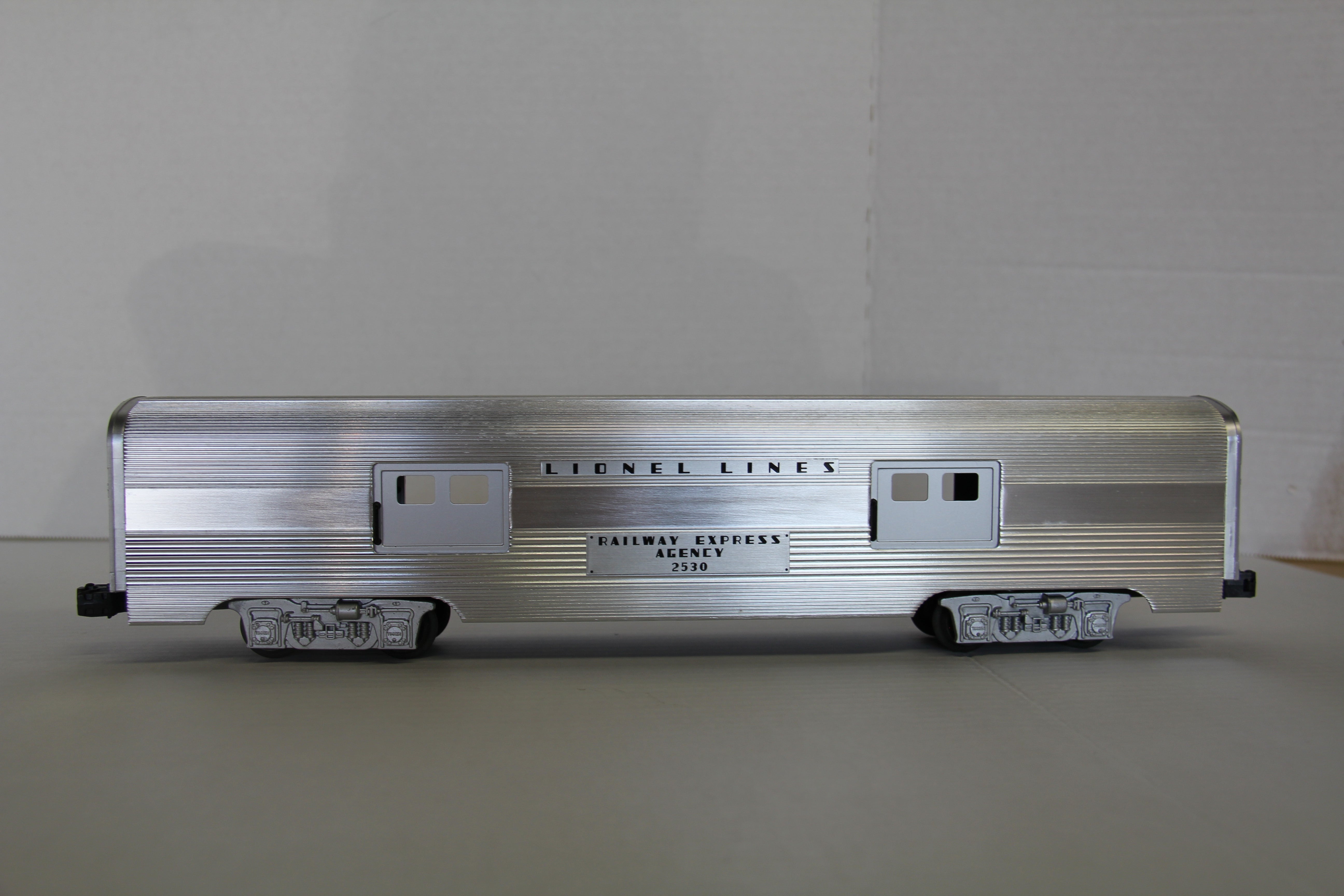 Lionel 6-19160 Lionel Lines Aluminum Passenger Car-4 Car Set-Second hand-M5938