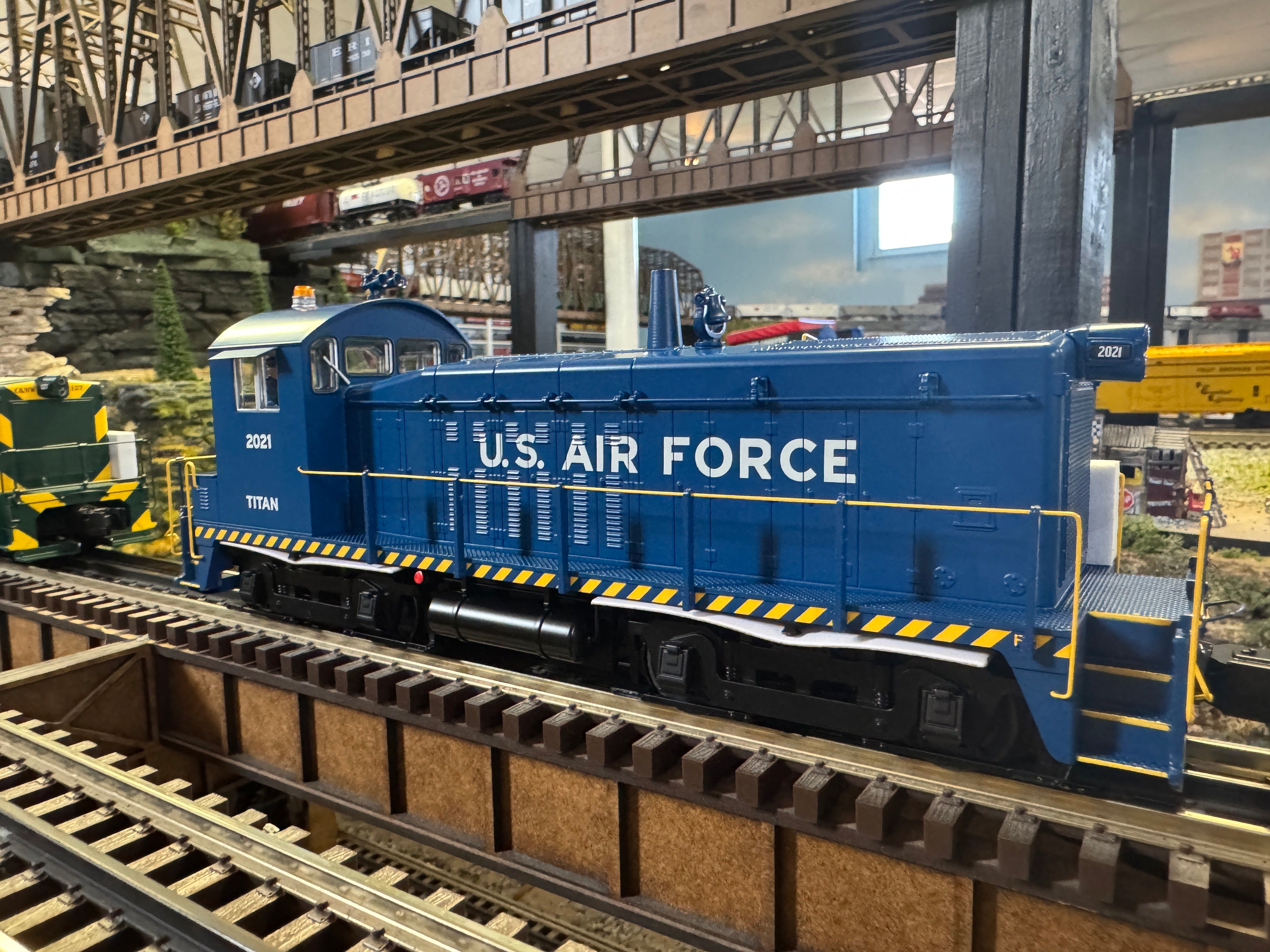 Lionel 2433710 - Legacy SW8 Diesel Locomotive "U.S. Air Force" #2021