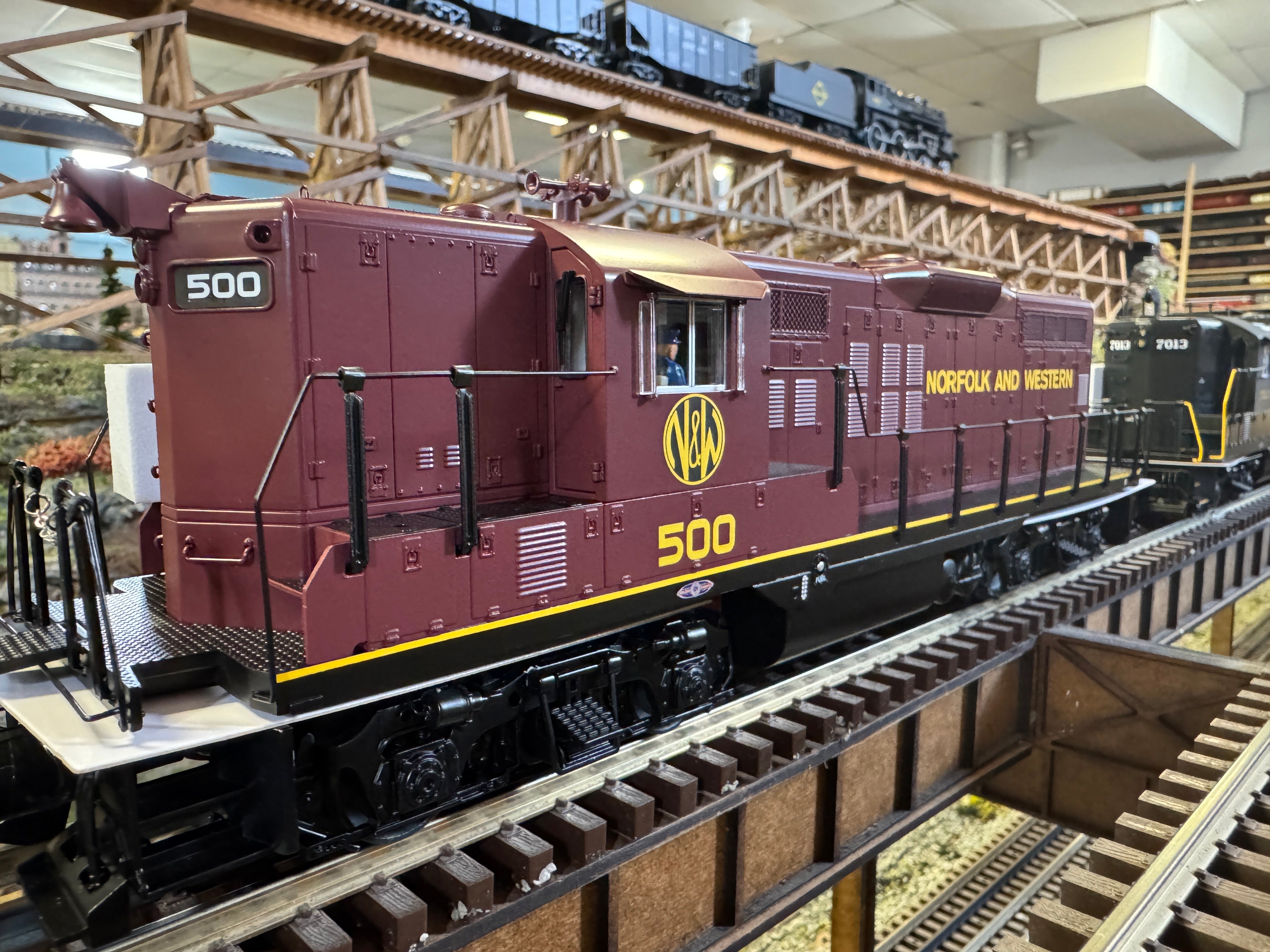 Lionel 2433391 - Legacy GP9 Diesel Locomotive "Norfolk & Western" #500