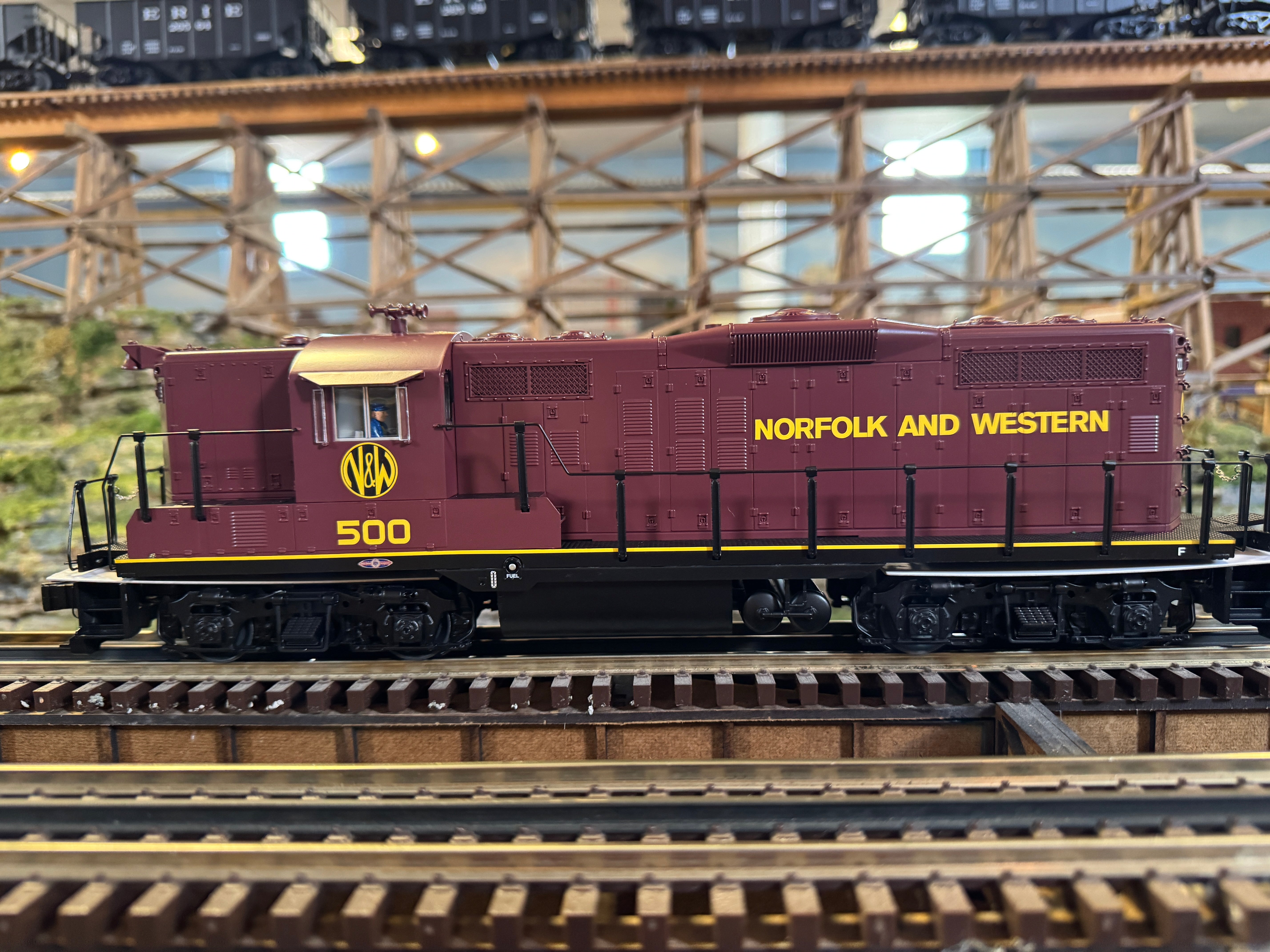 Lionel 2433391 - Legacy GP9 Diesel Locomotive "Norfolk & Western" #500