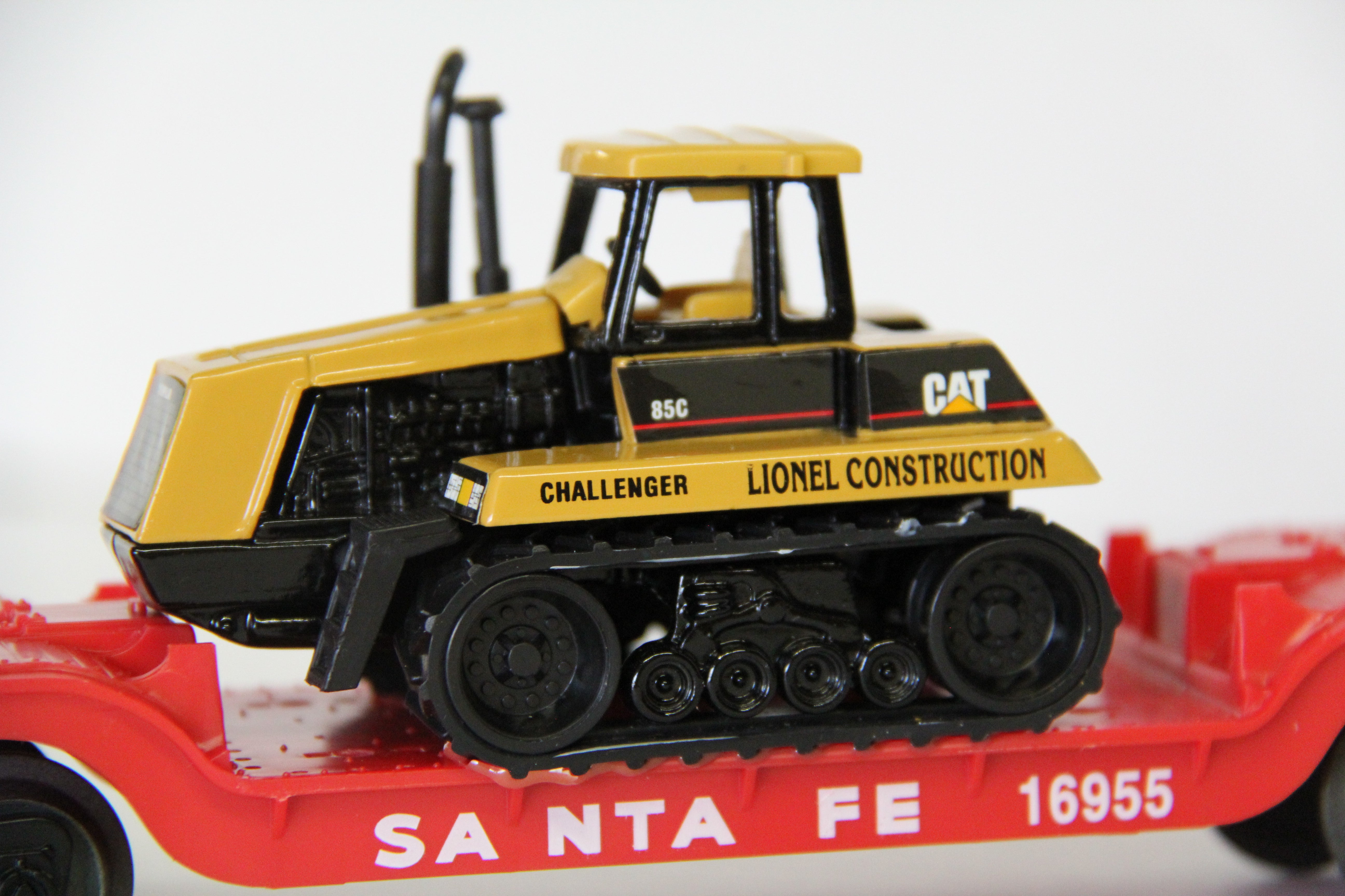 Lionel 6-16955 AT&SF Flatcar w/ Ertl Challenger-Second hand-M5940