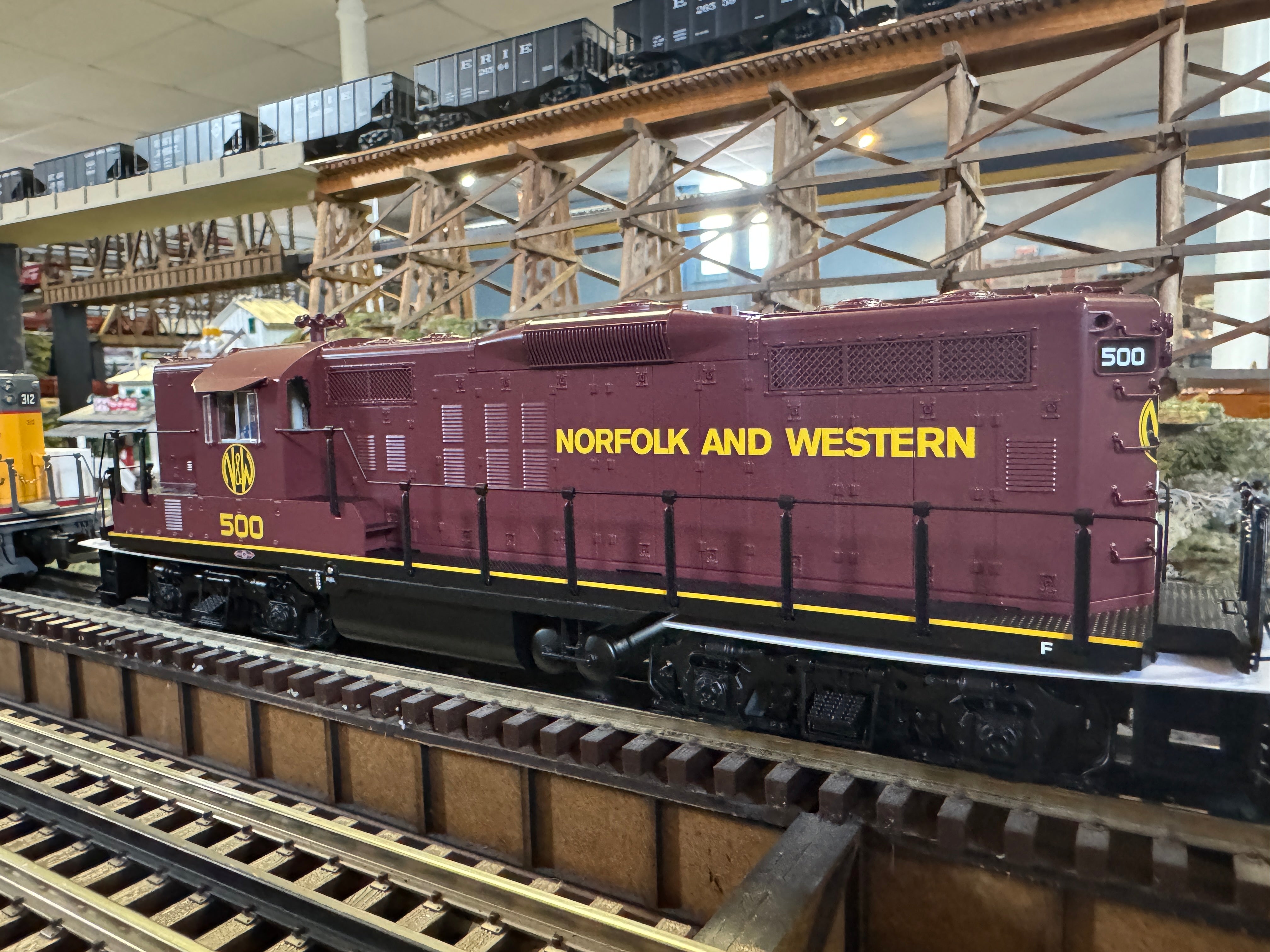 Lionel 2433391 - Legacy GP9 Diesel Locomotive "Norfolk & Western" #500