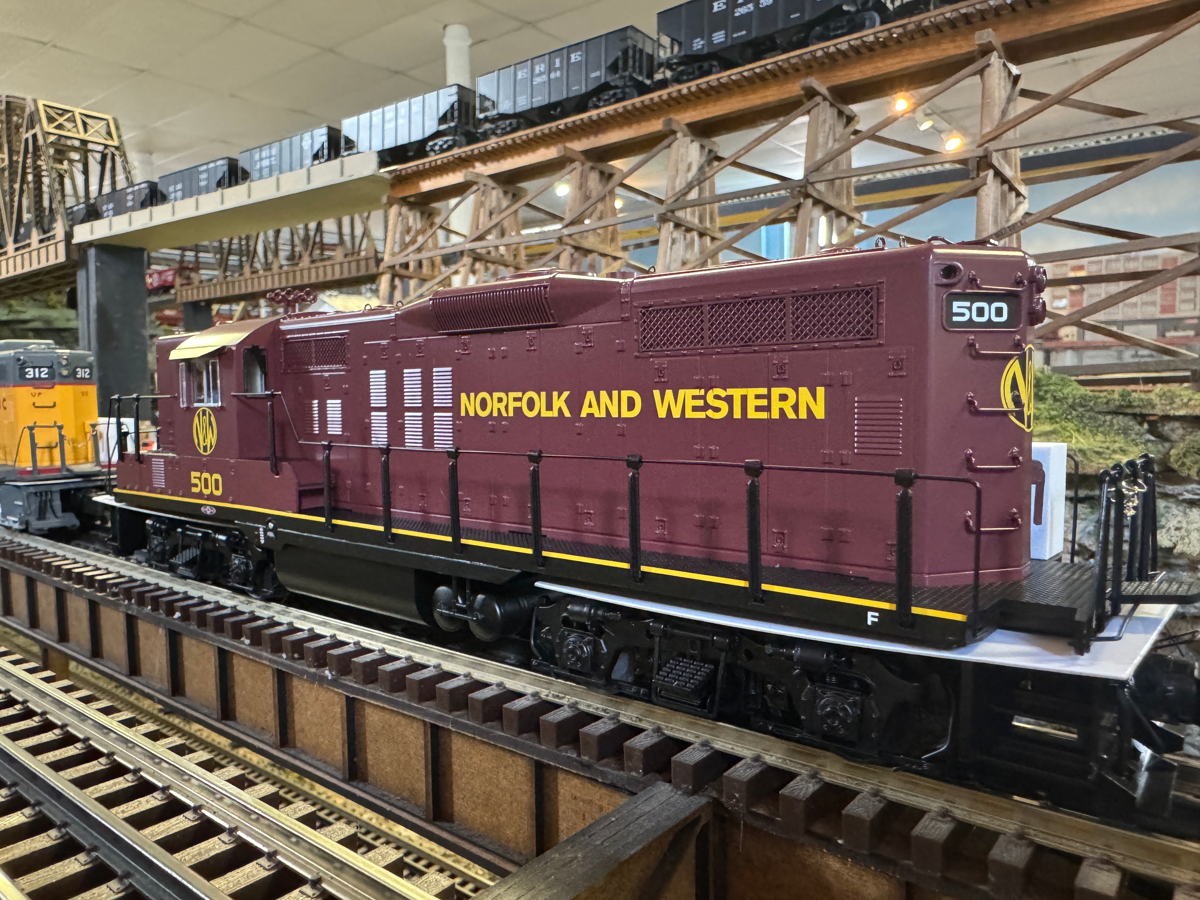 Lionel 2433392 - Legacy GP9 Diesel Locomotive "Norfolk & Western" #512