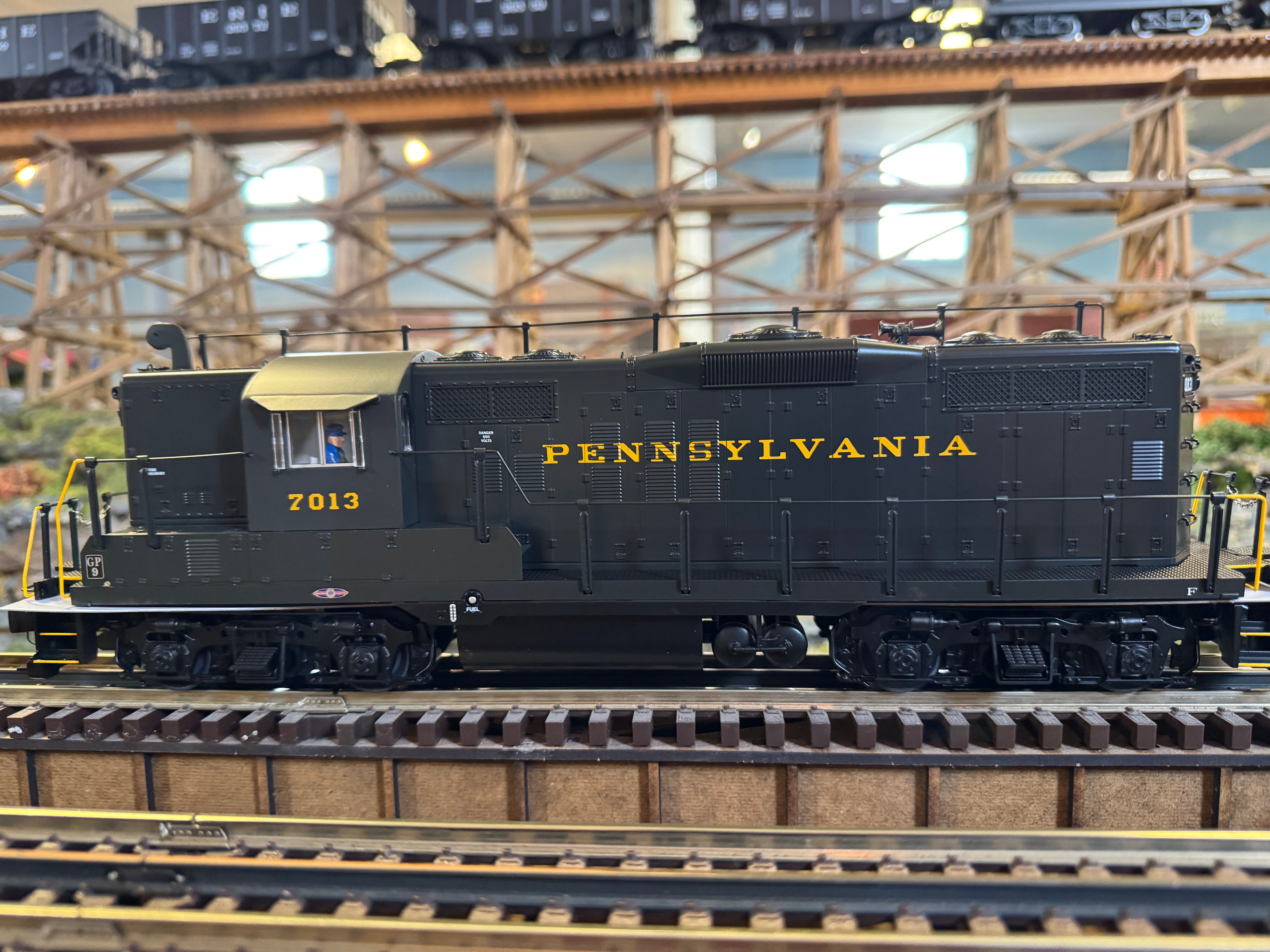 Lionel 2433402 - Legacy GP9 Diesel Locomotive "Pennsylvania" #7025