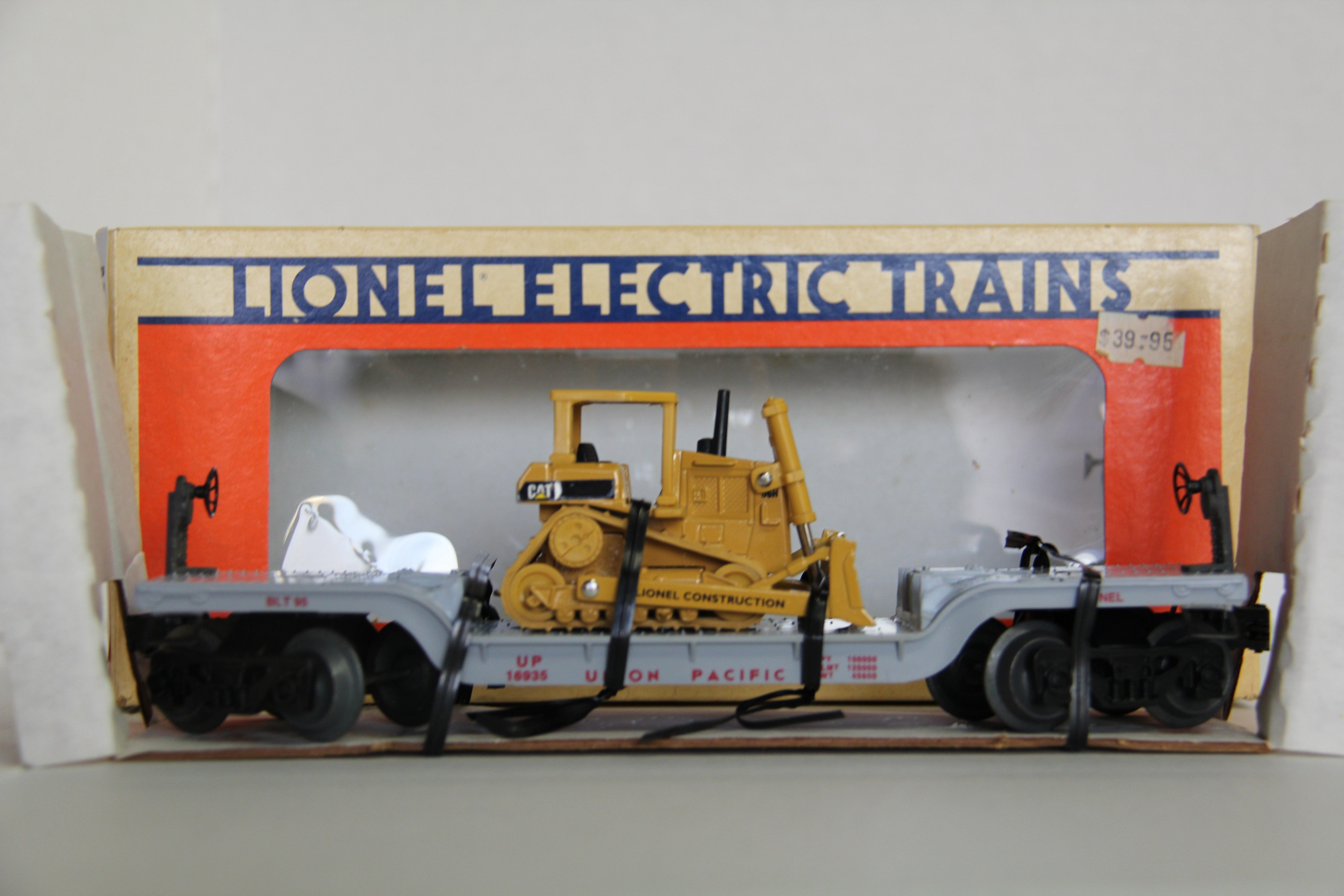 Lionel 6-16935 Union Pacific Flat Car w/ Ertl Bulldozer-Second hand-M5942