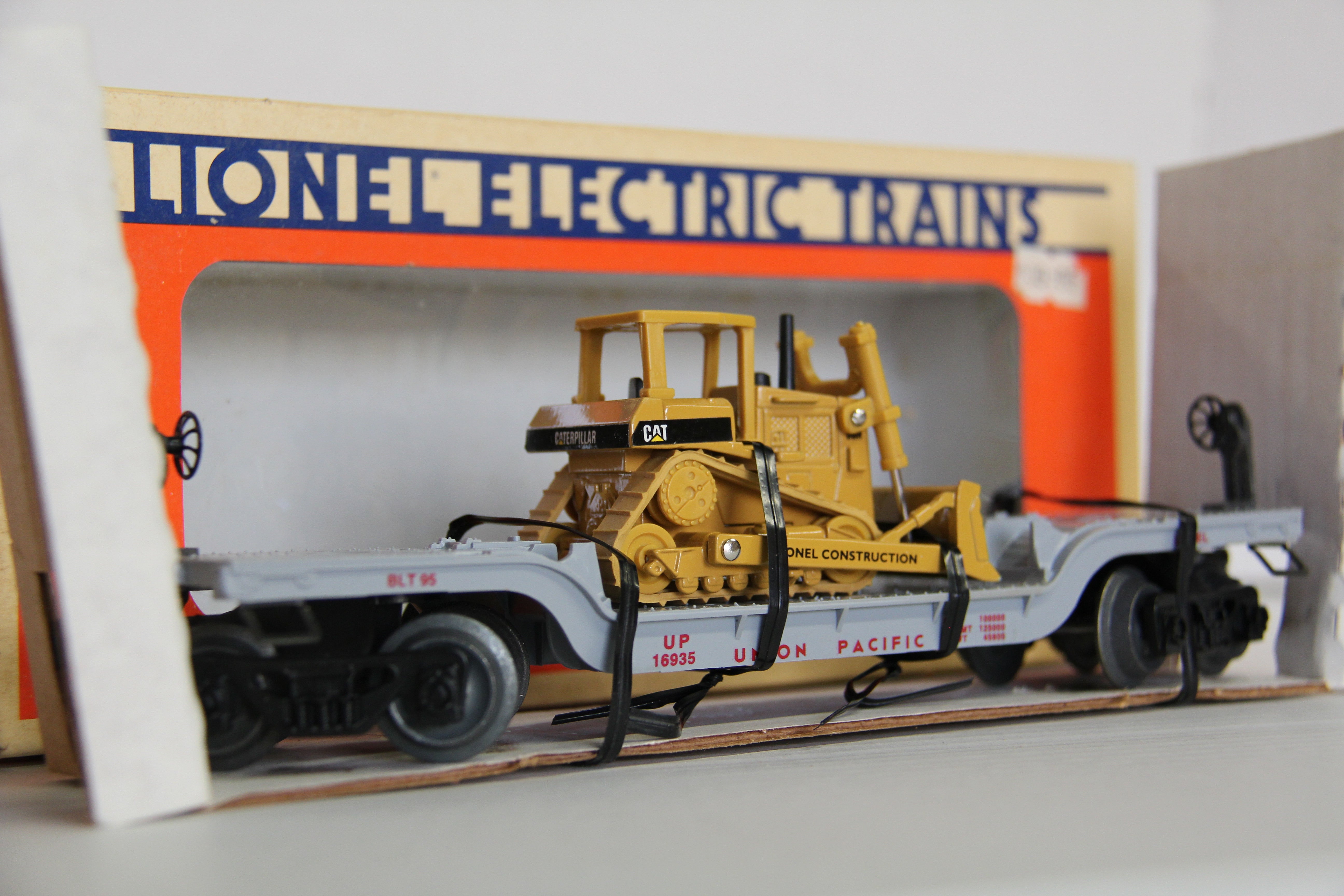 Lionel 6-16935 Union Pacific Flat Car w/ Ertl Bulldozer-Second hand-M5942