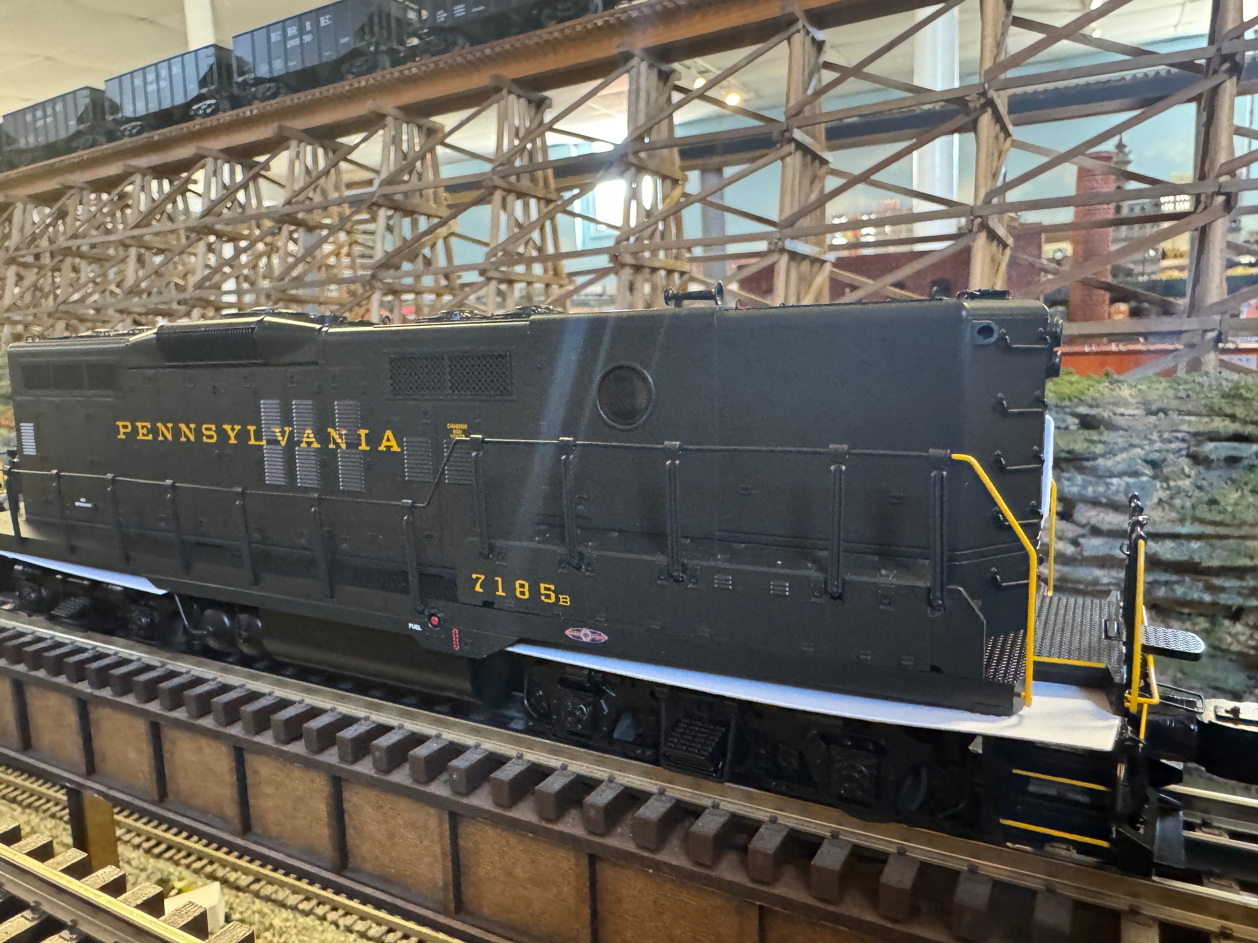 Lionel 2433409 - Legacy GP9B SuperBass "Pennsylvania" #7185B - Unpowered