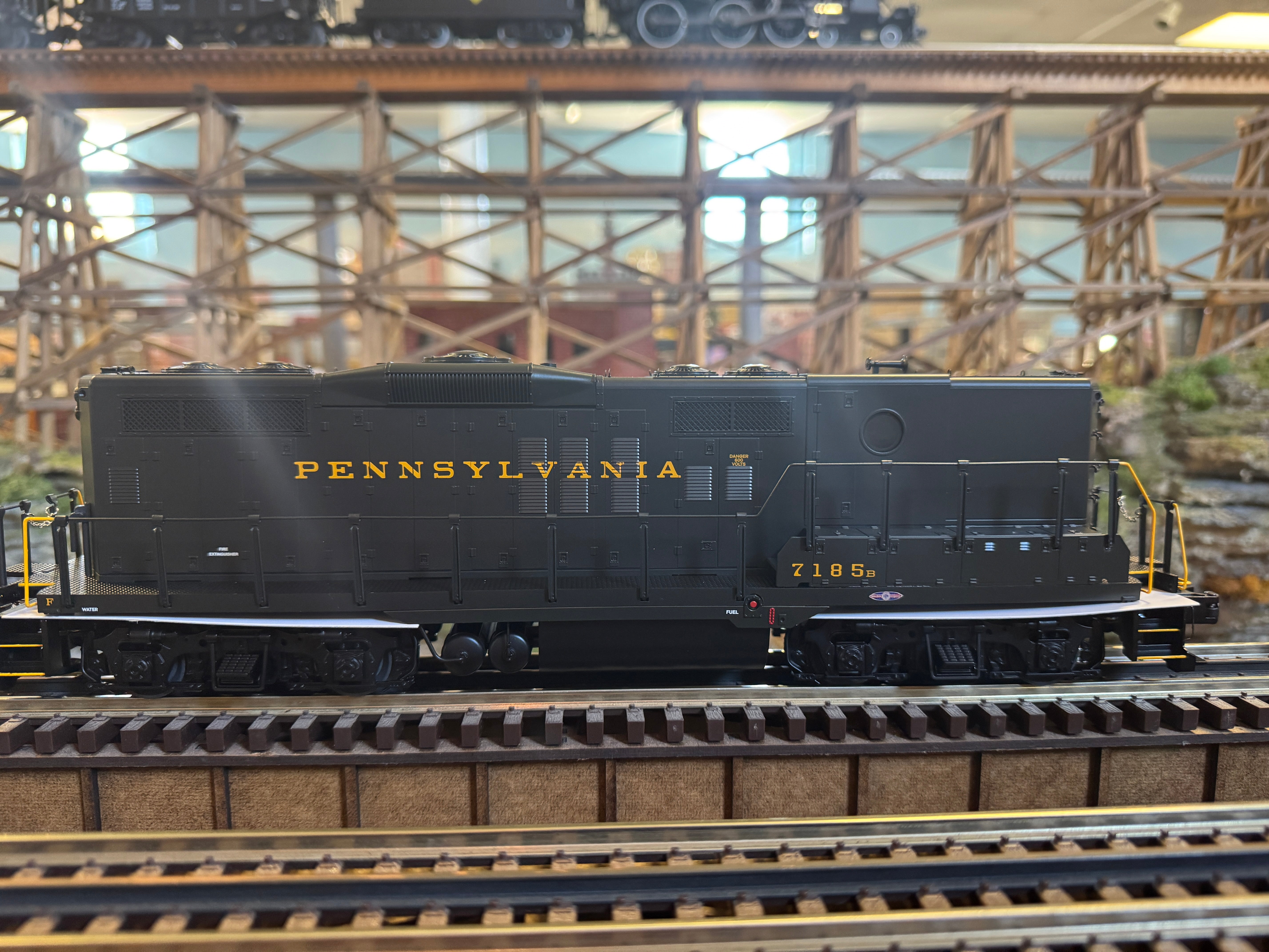 Lionel 2433409 - Legacy GP9B SuperBass "Pennsylvania" #7185B