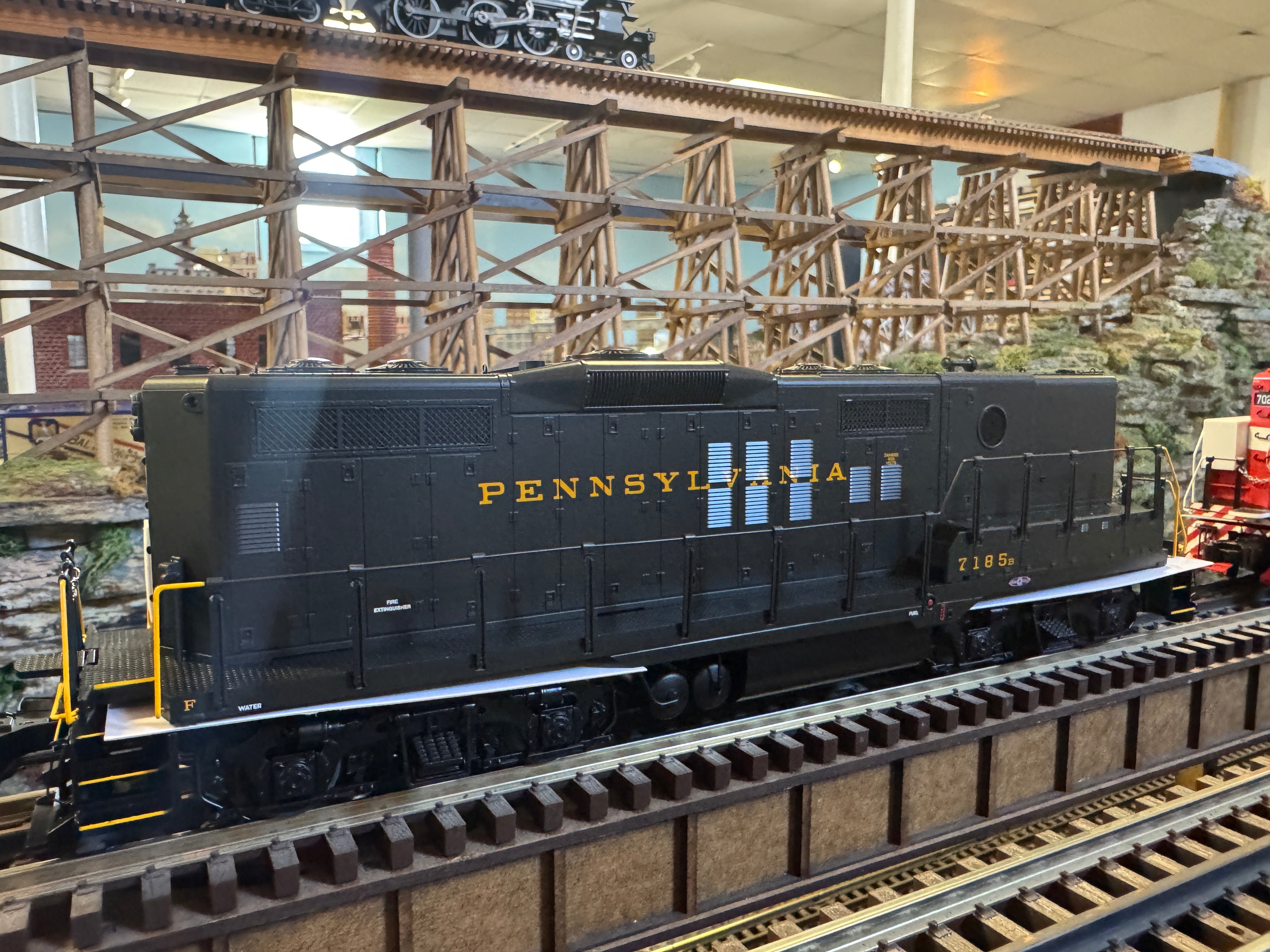 Lionel 2433409 - Legacy GP9B SuperBass "Pennsylvania" #7185B