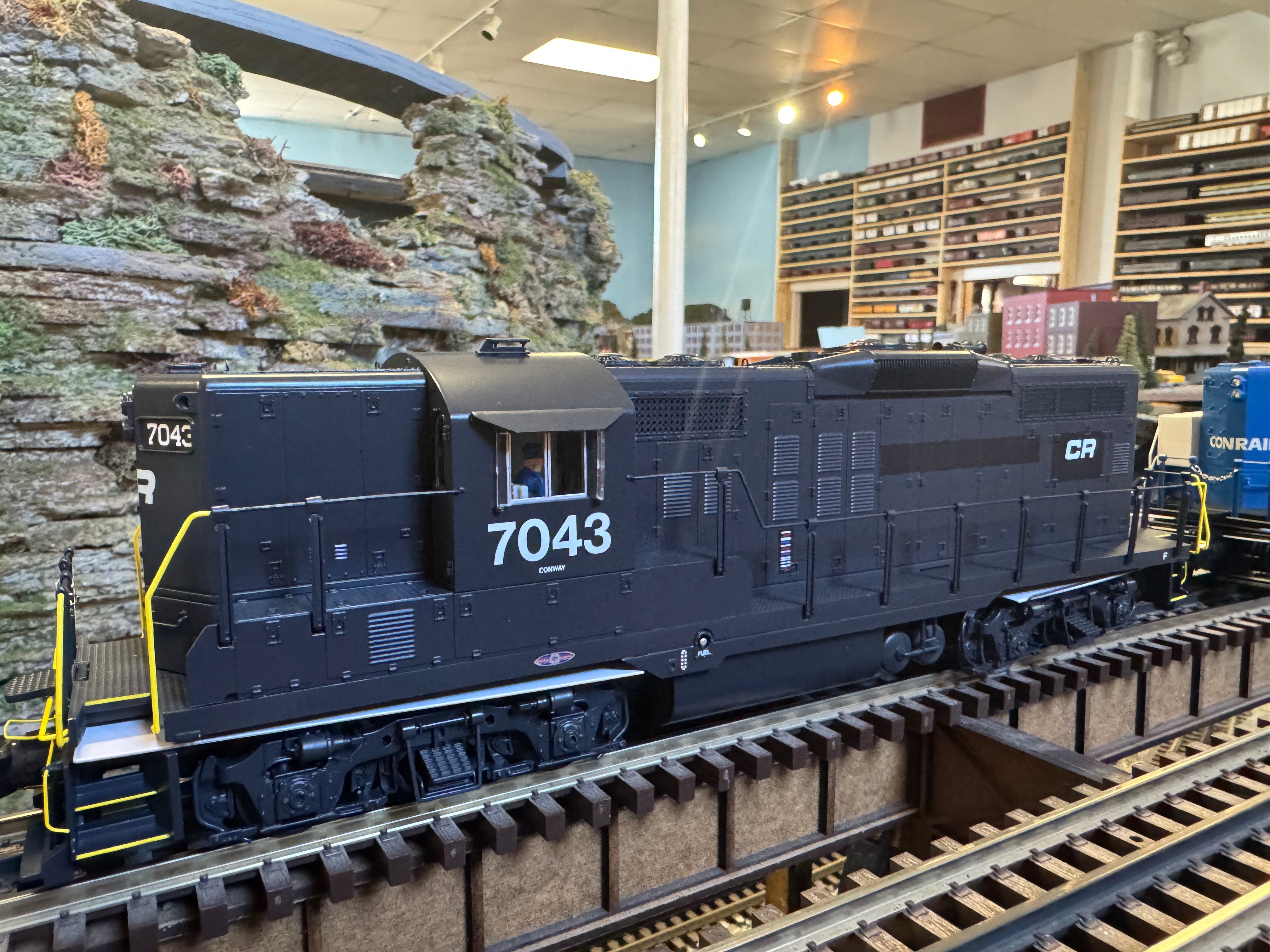 Lionel 2433372 - Legacy GP9 Diesel Locomotive "Conrail" #7043