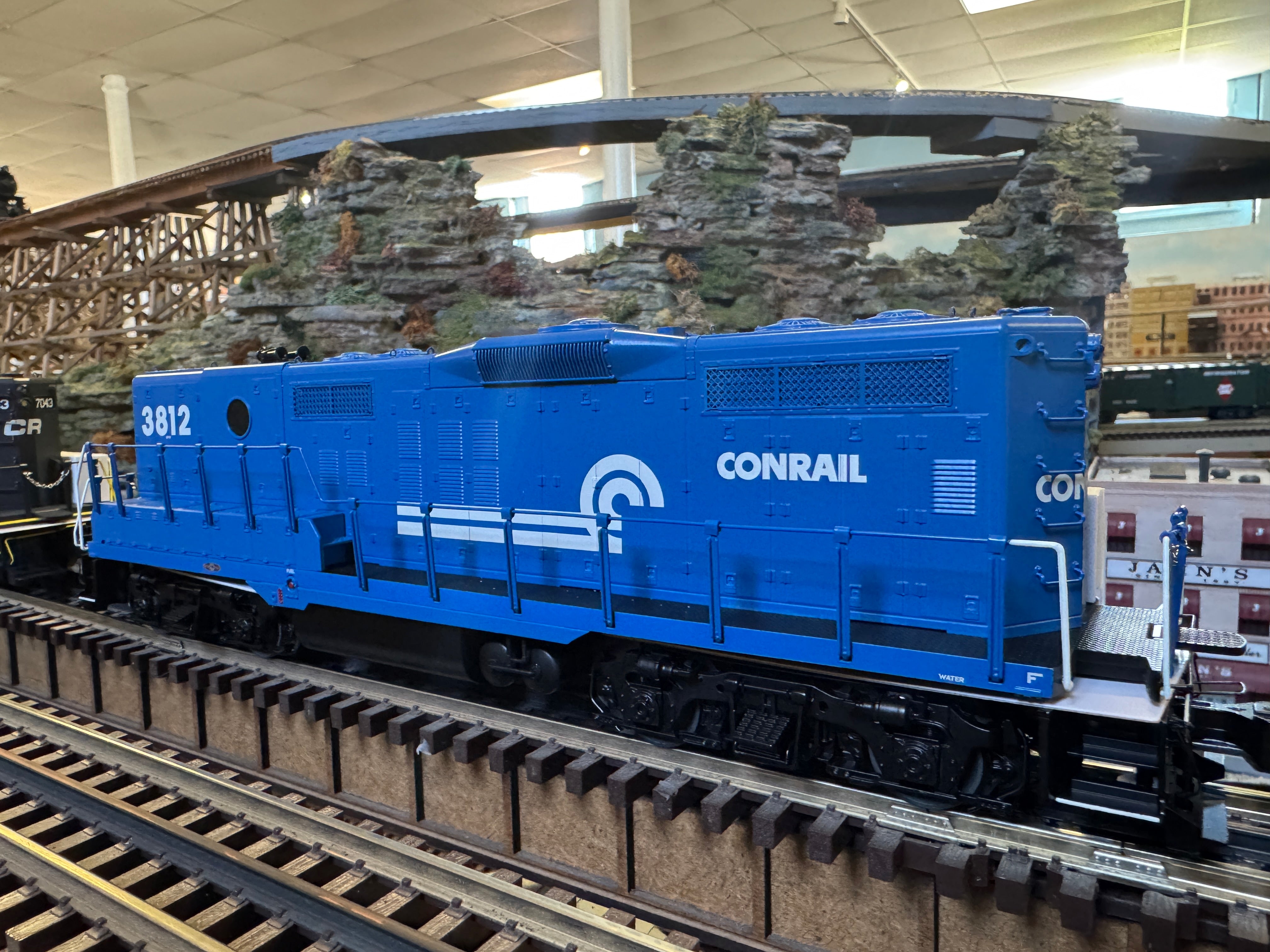 Lionel 2433379 - Legacy GP9B SuperBass "Conrail" #3812