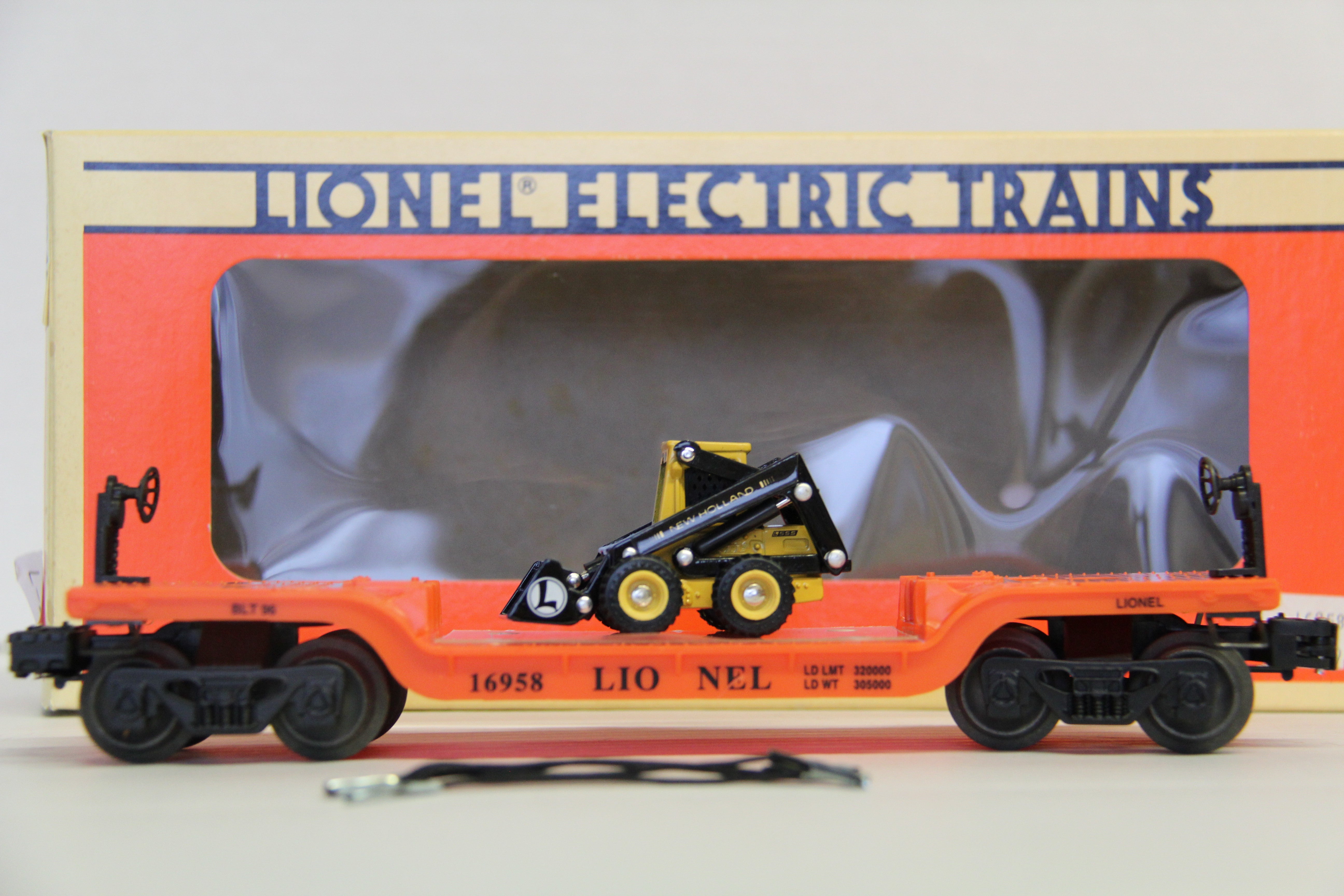 Lionel 6-16958 Lionel Flatcar w/ Ertl New Holland Loader-Second hand-M5946