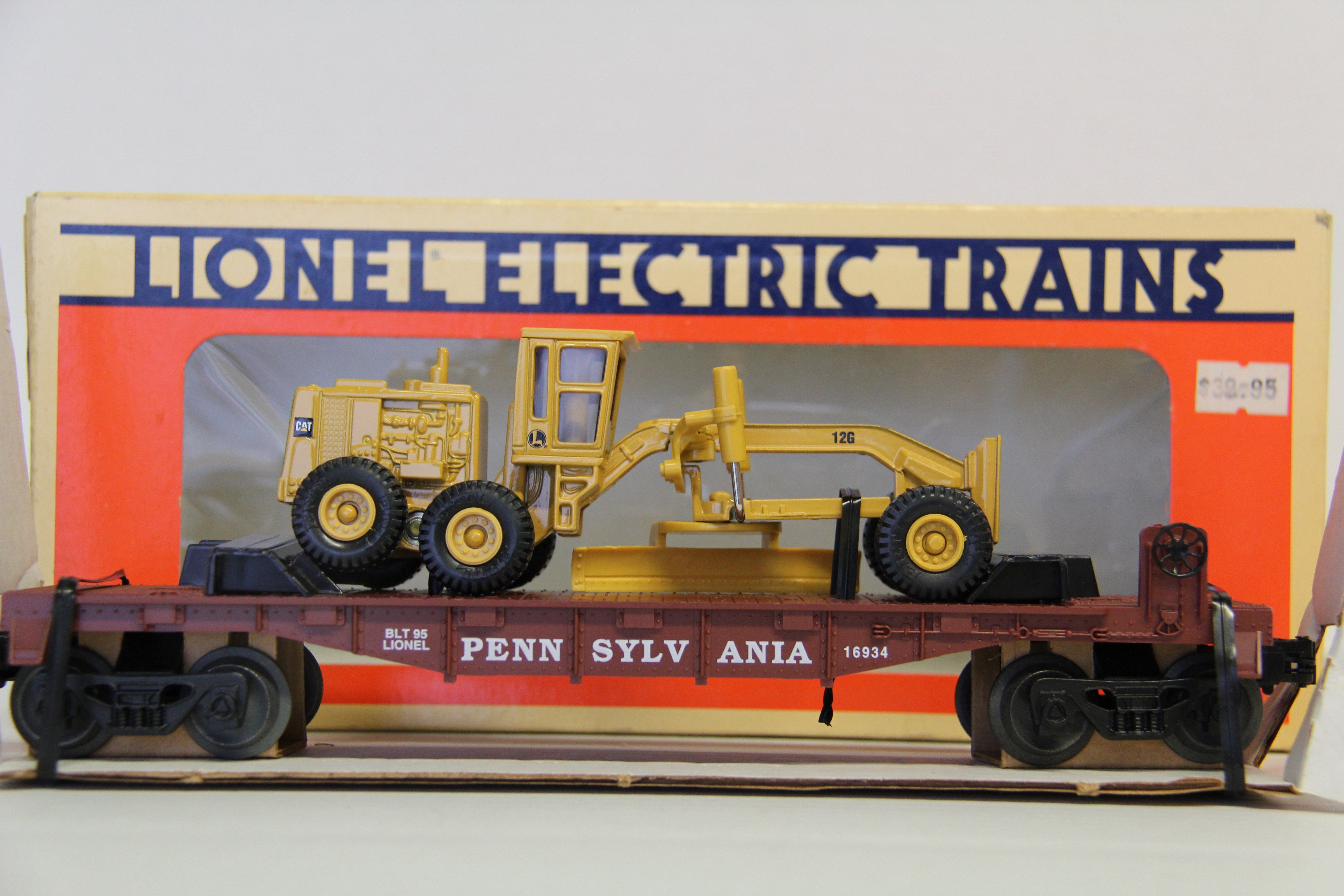 Lionel 6-16934 Pennsylvania Flat Car w. Ertl  Grader-Second hand-M5948