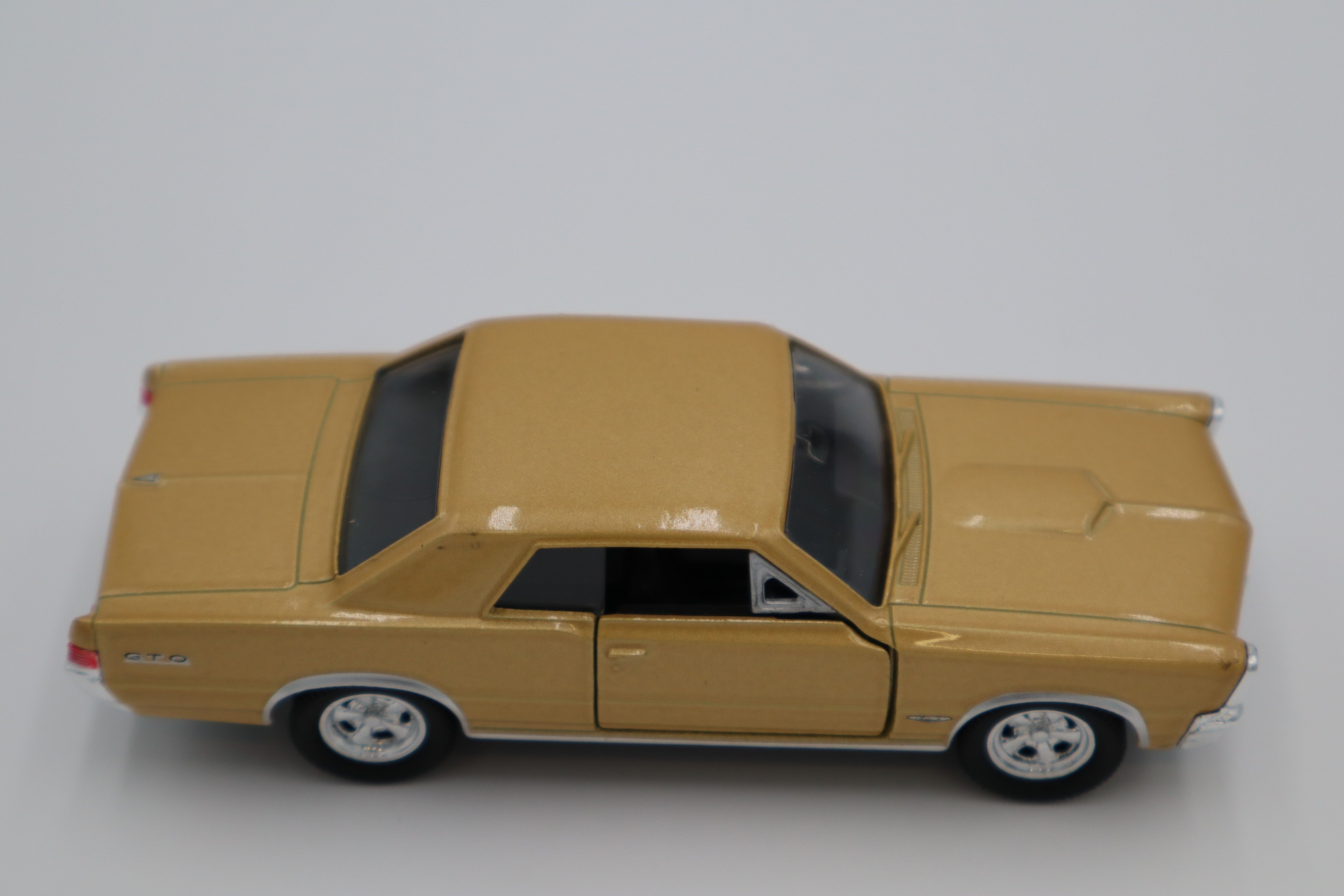 Welly #42313 1965 Pontiac GTO (Gold)-Second hand-M8293