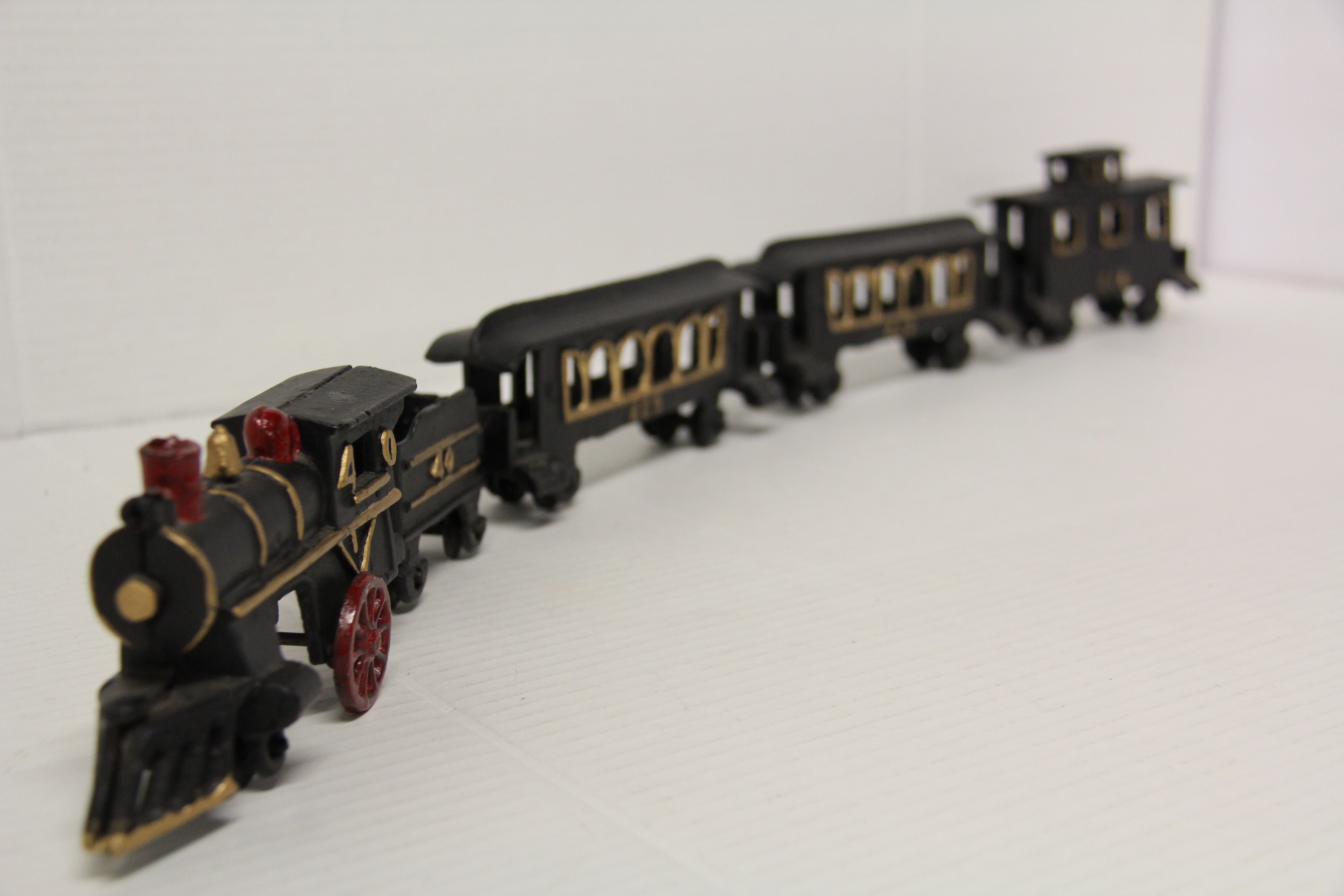 Antique Cast Iron 5 Piece Train Set (Unmarked)-Second hand-M7217