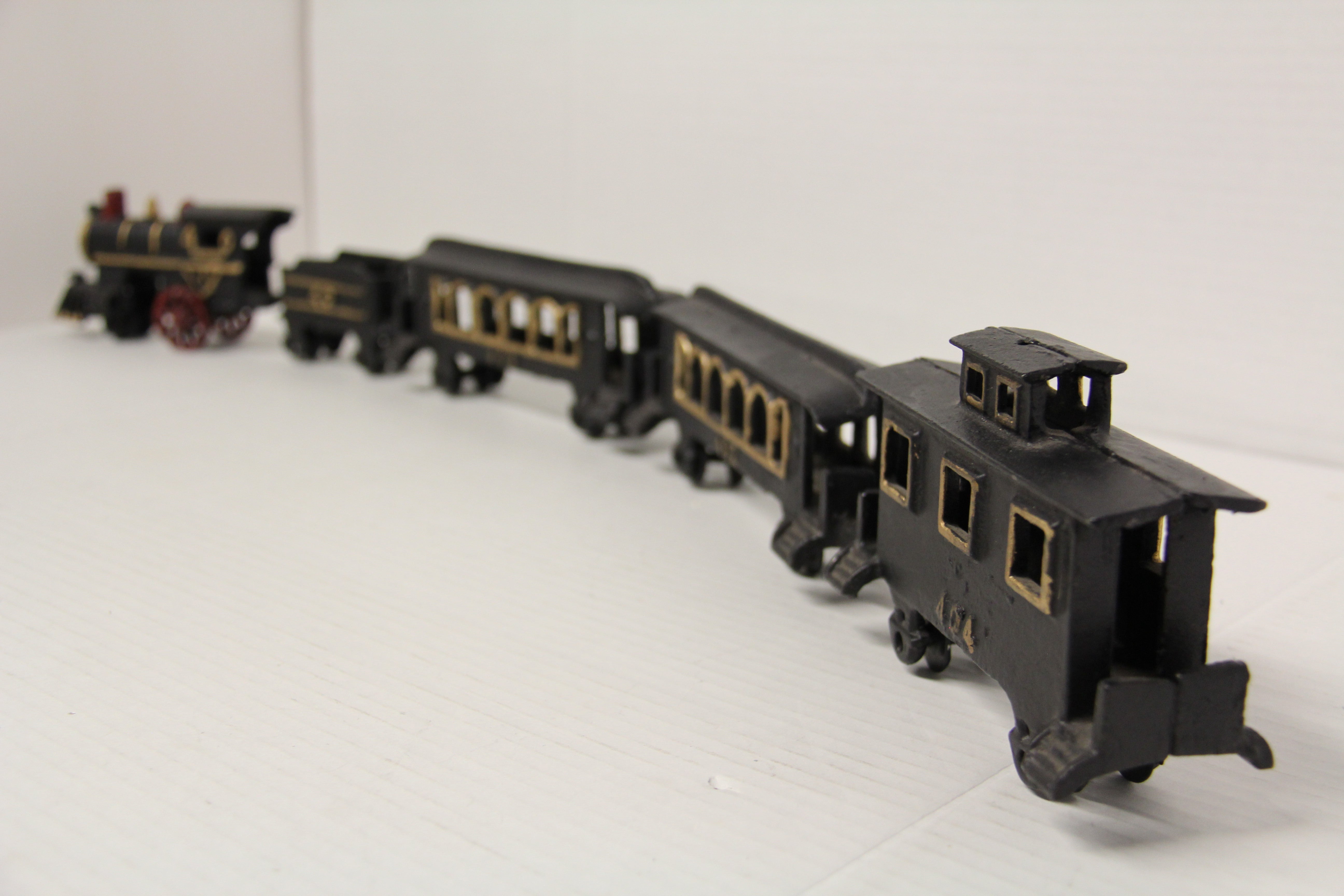 Antique Cast Iron 5 Piece Train Set (Unmarked)-Second hand-M7217