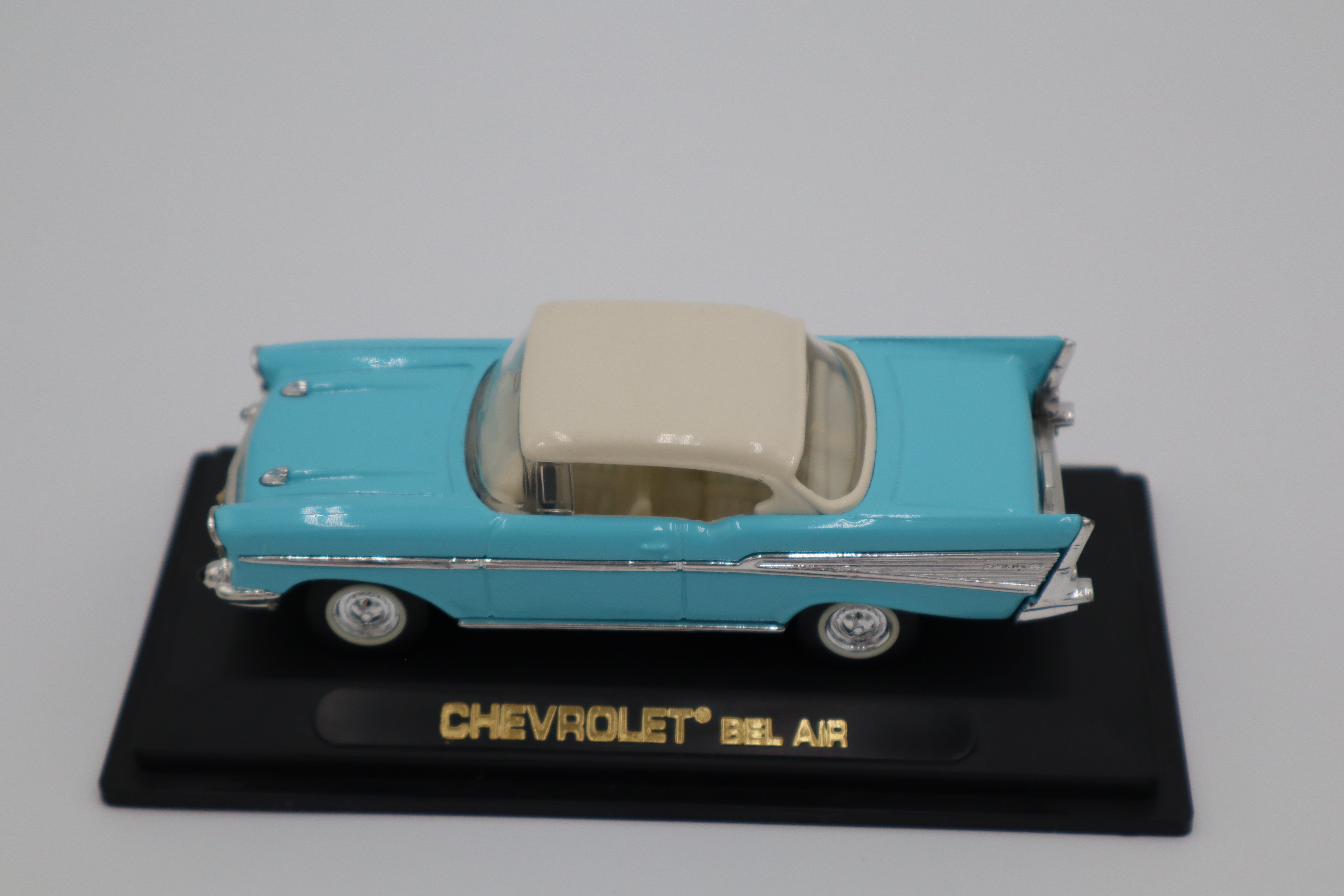 Yatming 1957 Chevrolet Bel Air Sedan (Blue/White)-Second hand-M8297