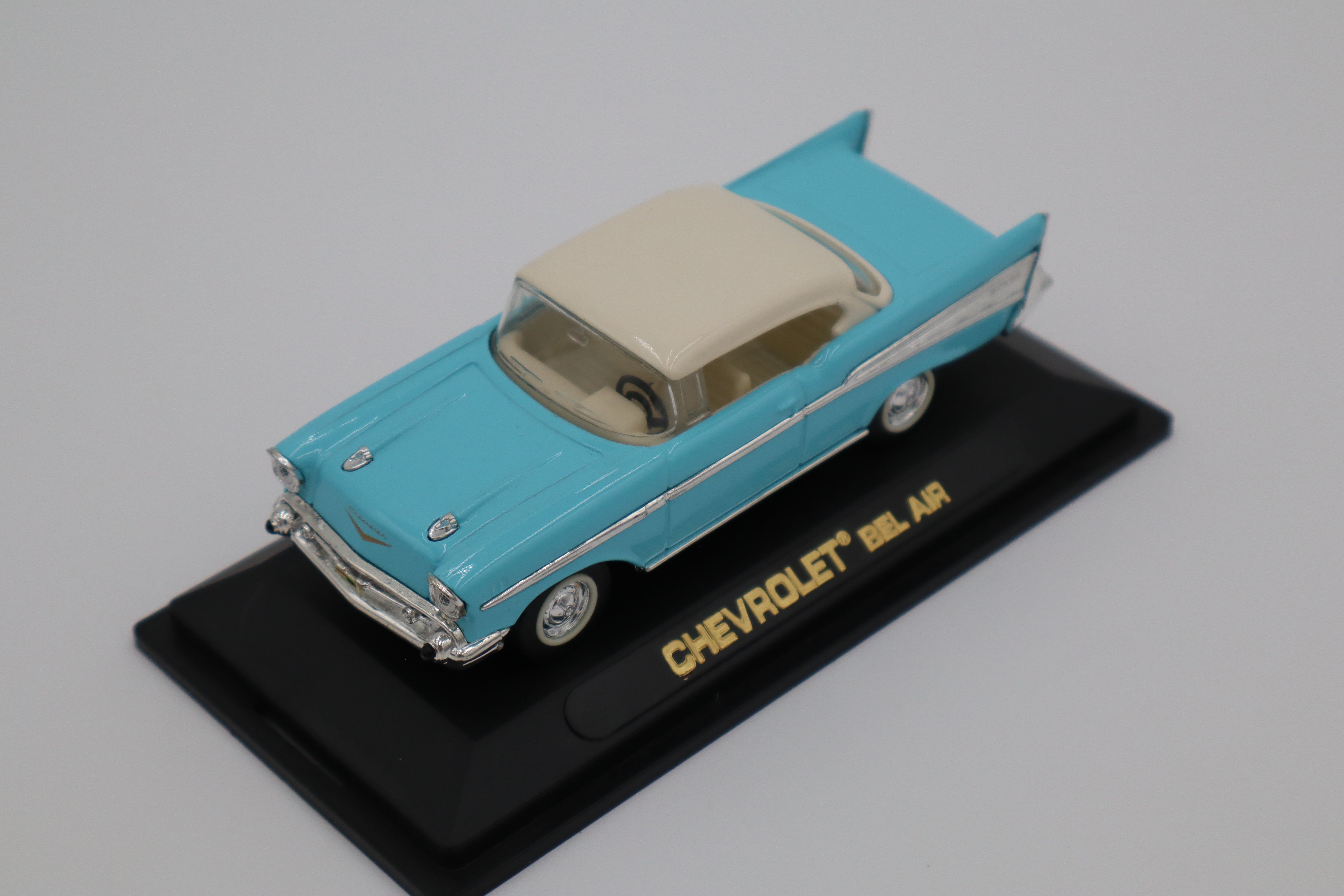Yatming 1957 Chevrolet Bel Air Sedan (Blue/White)-Second hand-M8297