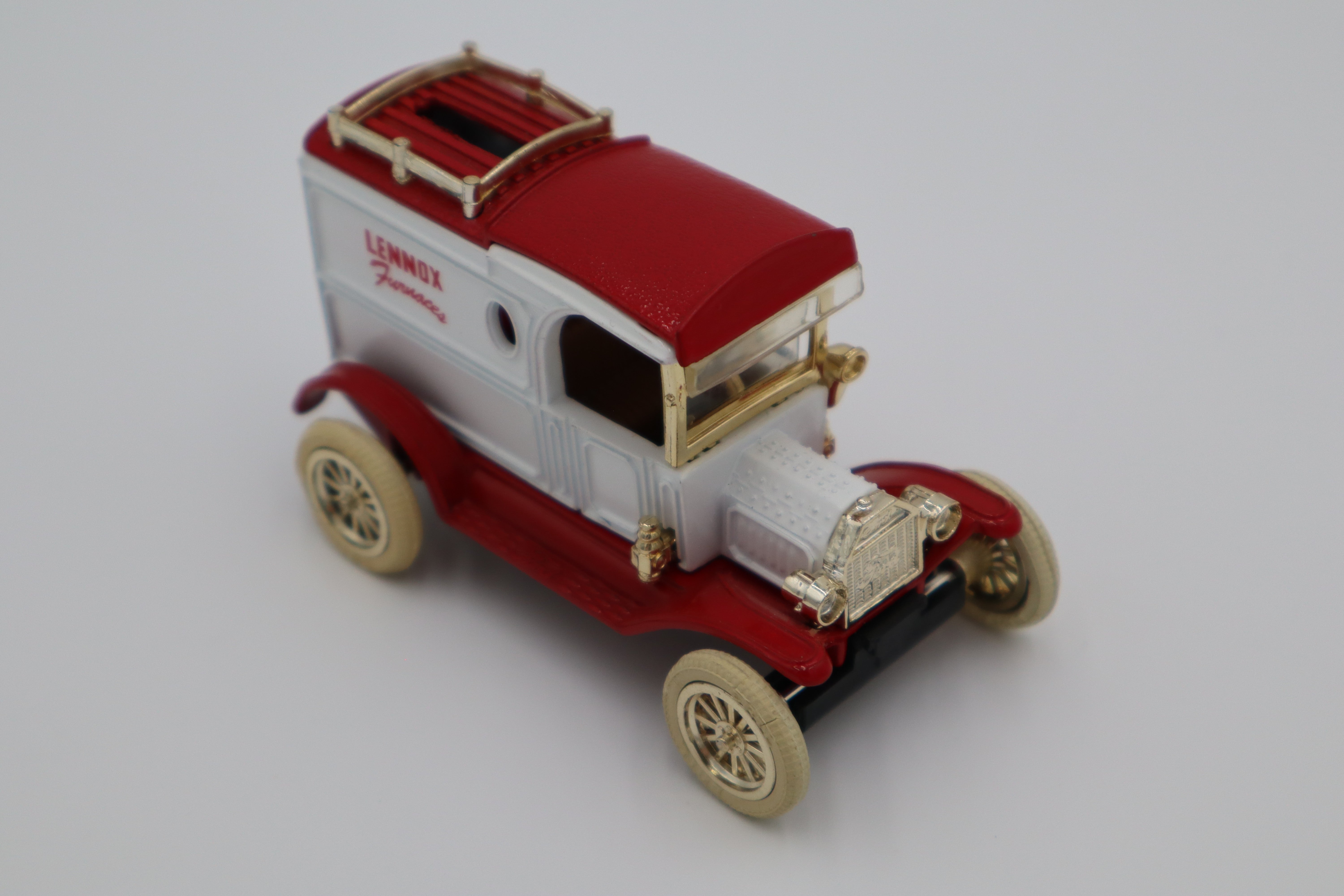 Ertl 1913 Ford Model T Delivery Van (White) -Lennox Furnaces-Second hand-M8298