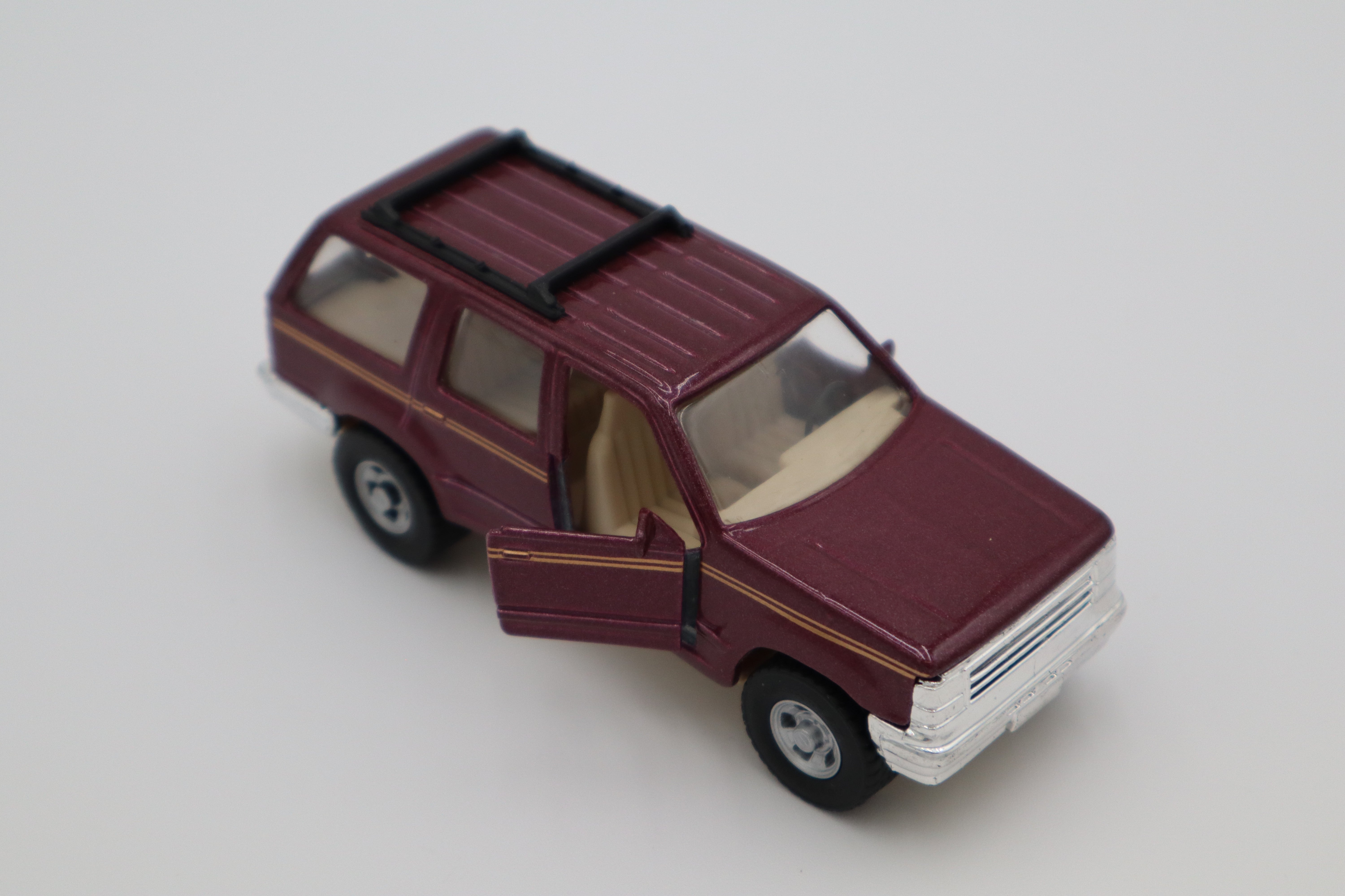 Maisto Ford Explorer Station Wagon (Lavender)-Second hand-M8299