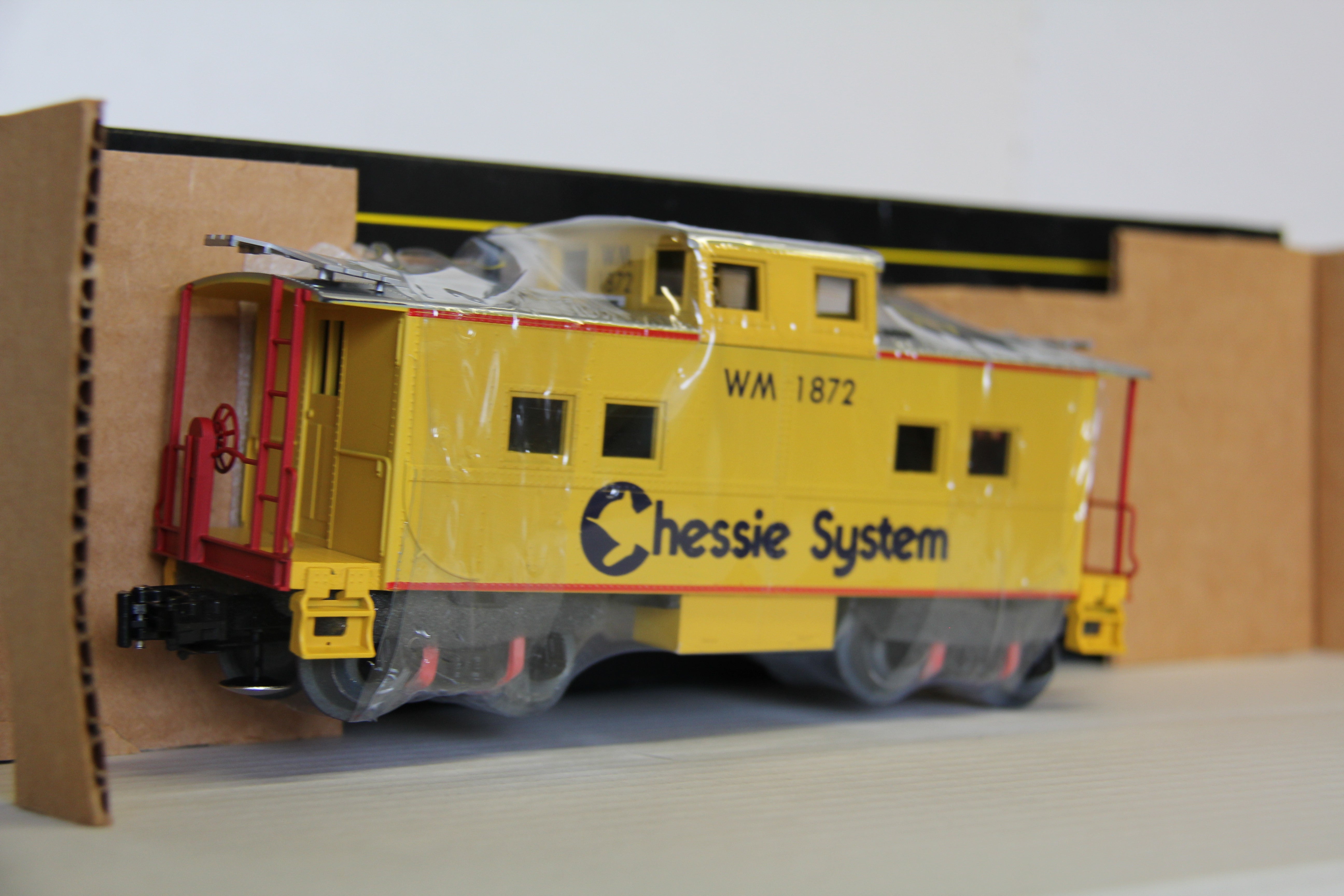 Weaver #U2906 Chessie Caboose Hi-Rail-Second hand-M5965