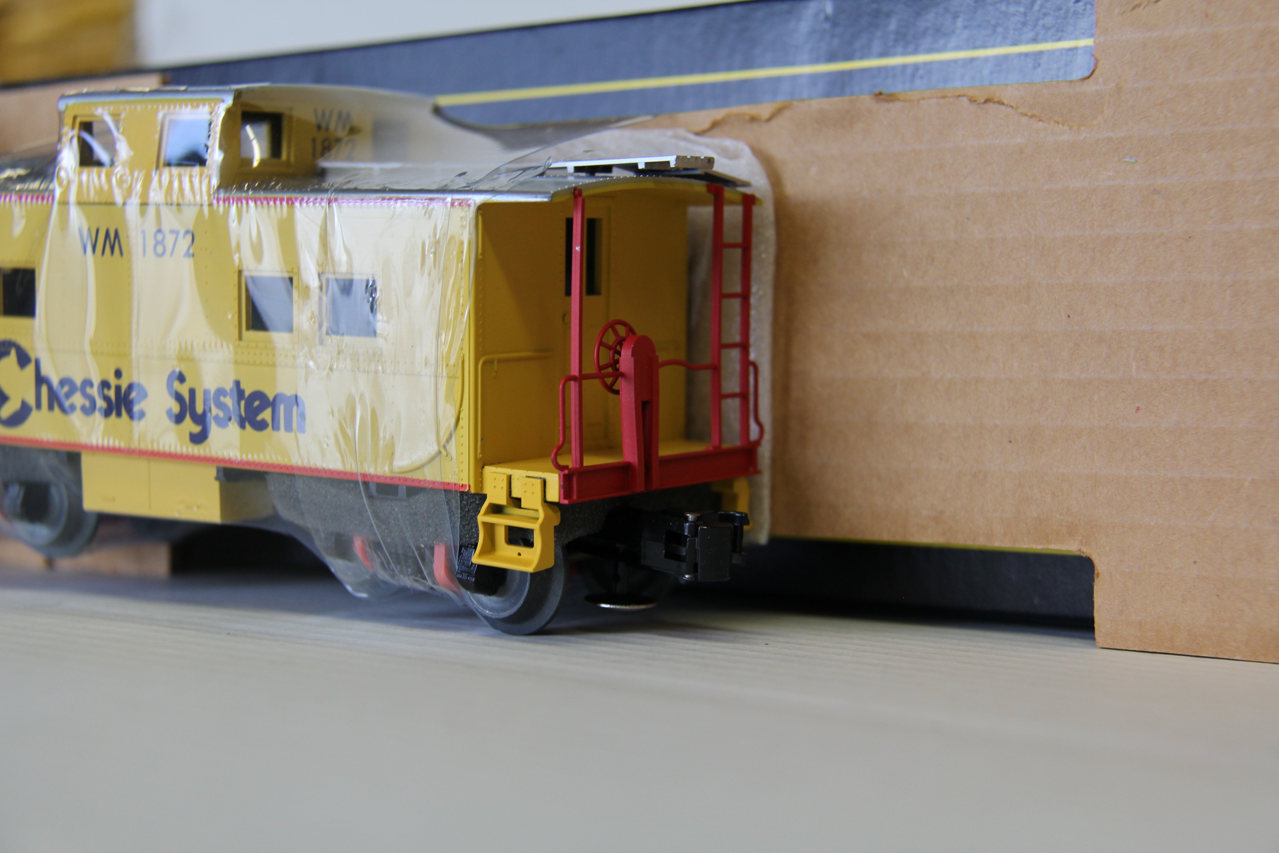 Weaver #U2906 Chessie Caboose Hi-Rail-Second hand-M5965