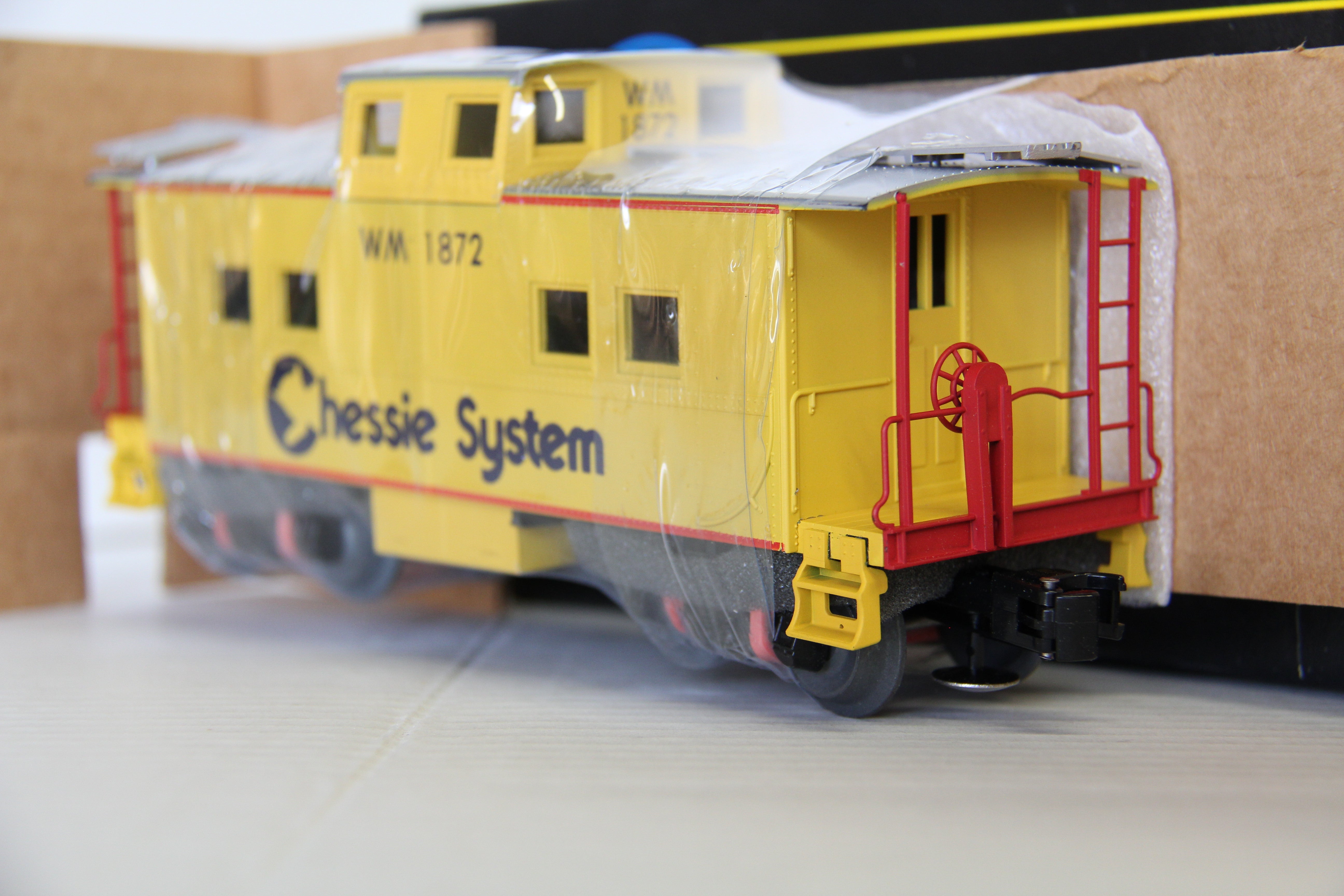 Weaver #U2906 Chessie Caboose Hi-Rail-Second hand-M5965